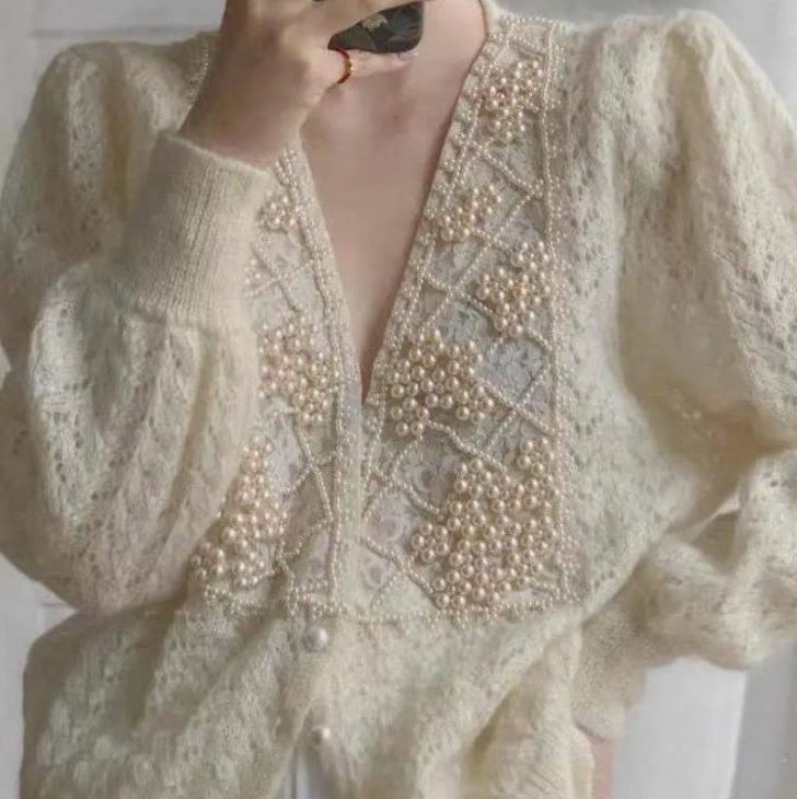 ᴷᴼᴿᴱᴬ 🇰🇷<現貨>氣質優雅鏤空珍珠泡泡袖上衣