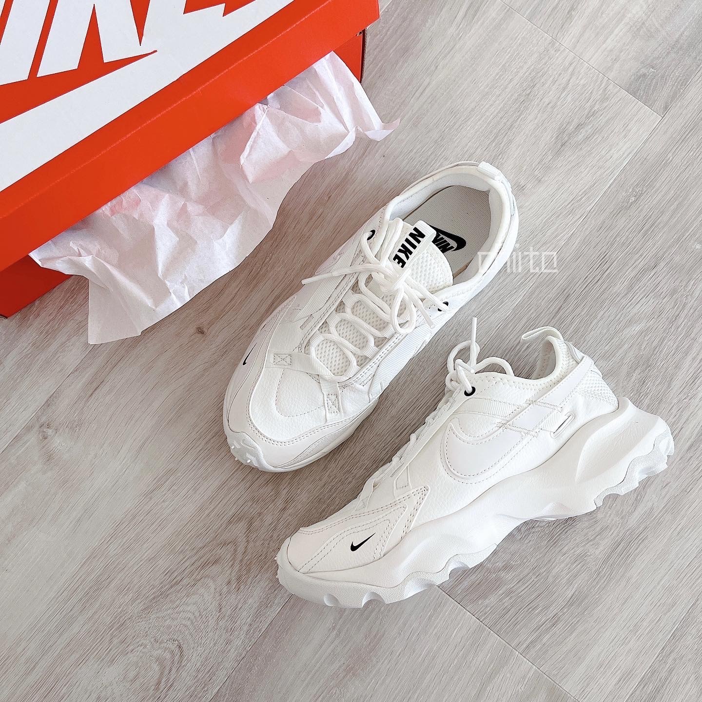 NIKE W NIKE TC 7900 奶油白老爹鞋