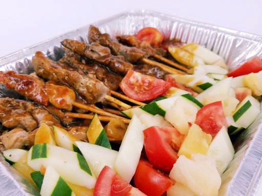 馬來沙嗲串燒拼盤 共36串 雞脾肉12串、牛柳肉12串、豬肉眼12串 (伴鮮青瓜角、清香蕃茄角、香甜波蘿角)