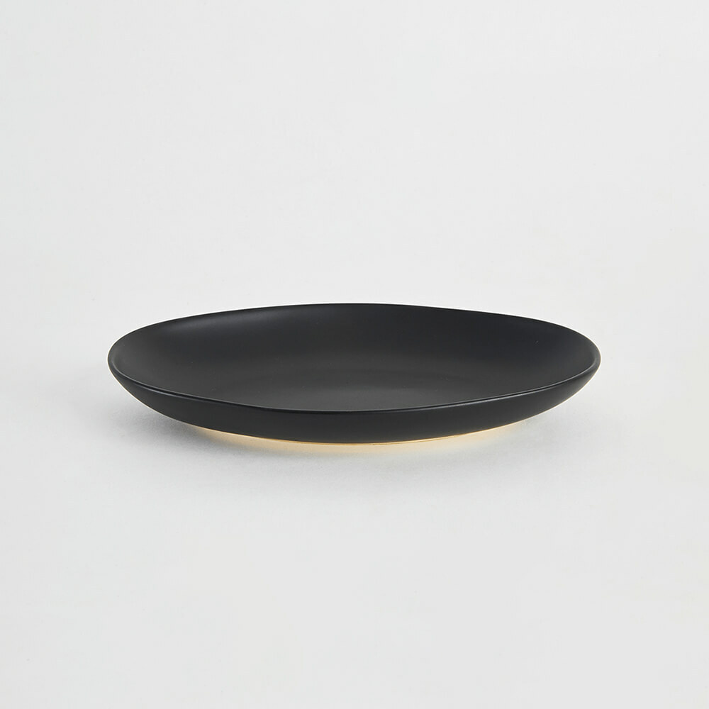 KOGA │ 陶質六角腰子盤 (尖山黑)