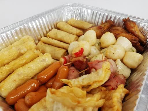 老友記歡聚拼盤 共72件(D9) 迷你春卷仔(素)、迷你咖喱角(素)、迷你黃金牛奶條 (素)、脆炸紫心蕃薯丸(素)、蜜糖雞中翼、脆皮芝士腸、鮮竹八爪魚卷、日式神戶餃子、蒜香墨魚丸)