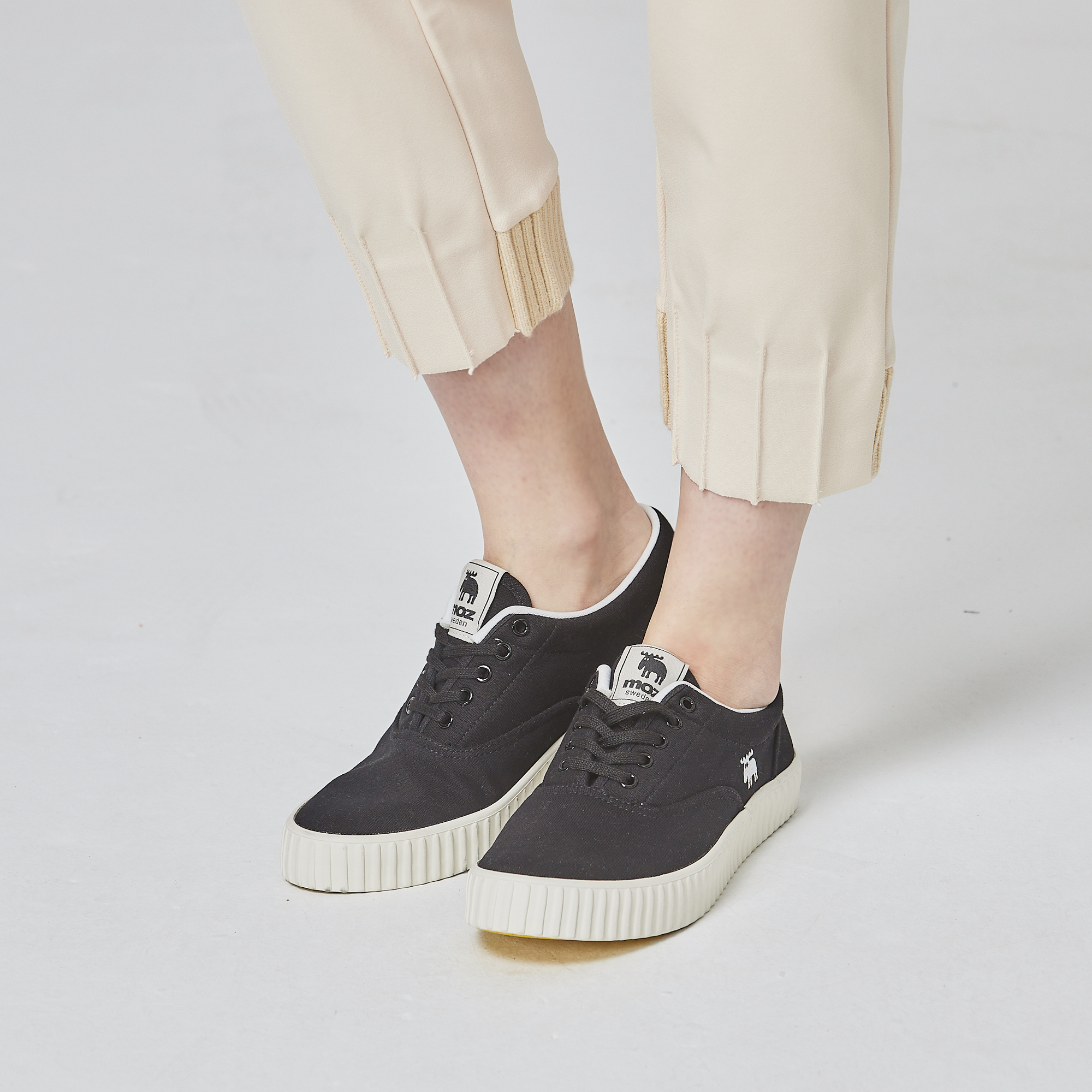 【惜福商品$899】moz瑞典 駝鹿 奶泡感 綁帶 超舒適鞋(萬年黑)