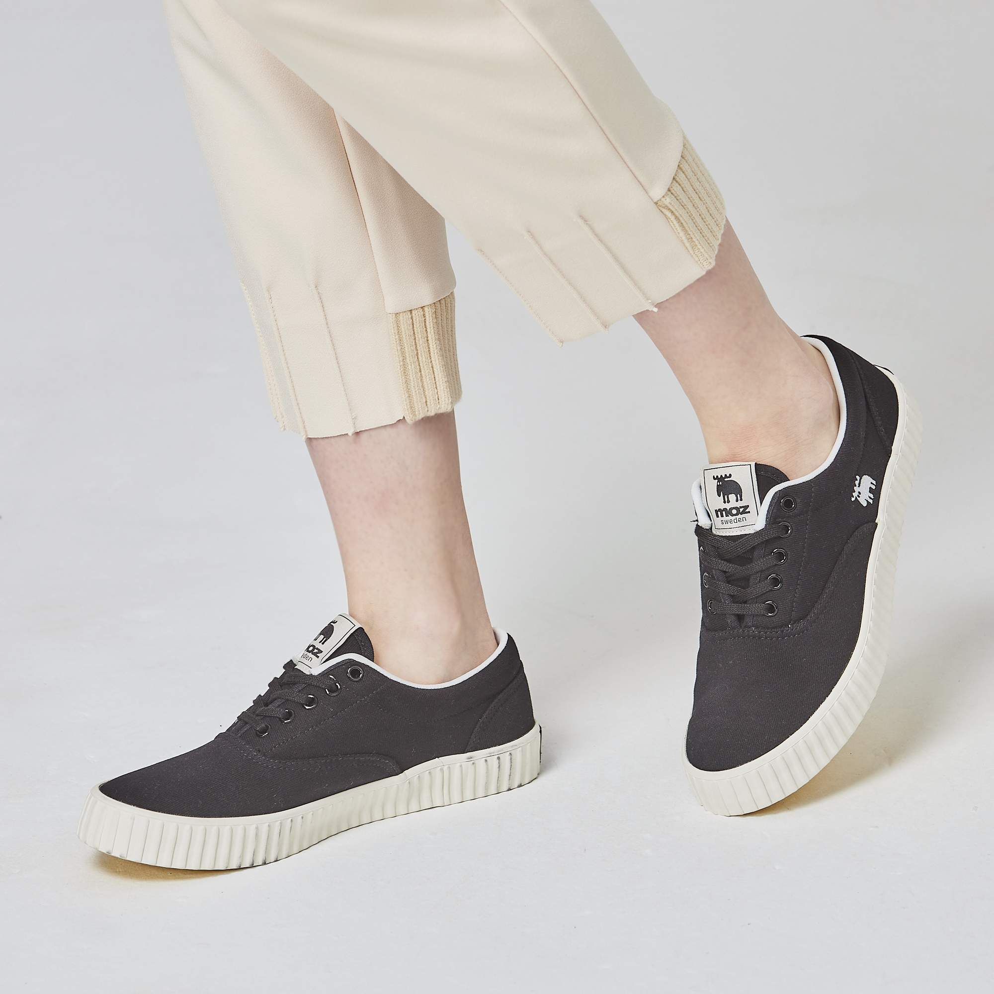 【惜福商品$899】moz瑞典 駝鹿 奶泡感 綁帶 超舒適鞋(萬年黑)