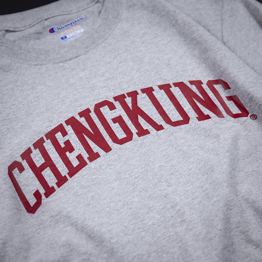 Champion® 成功大學 NCKU 經典校名款 T-Shirt - (灰色)