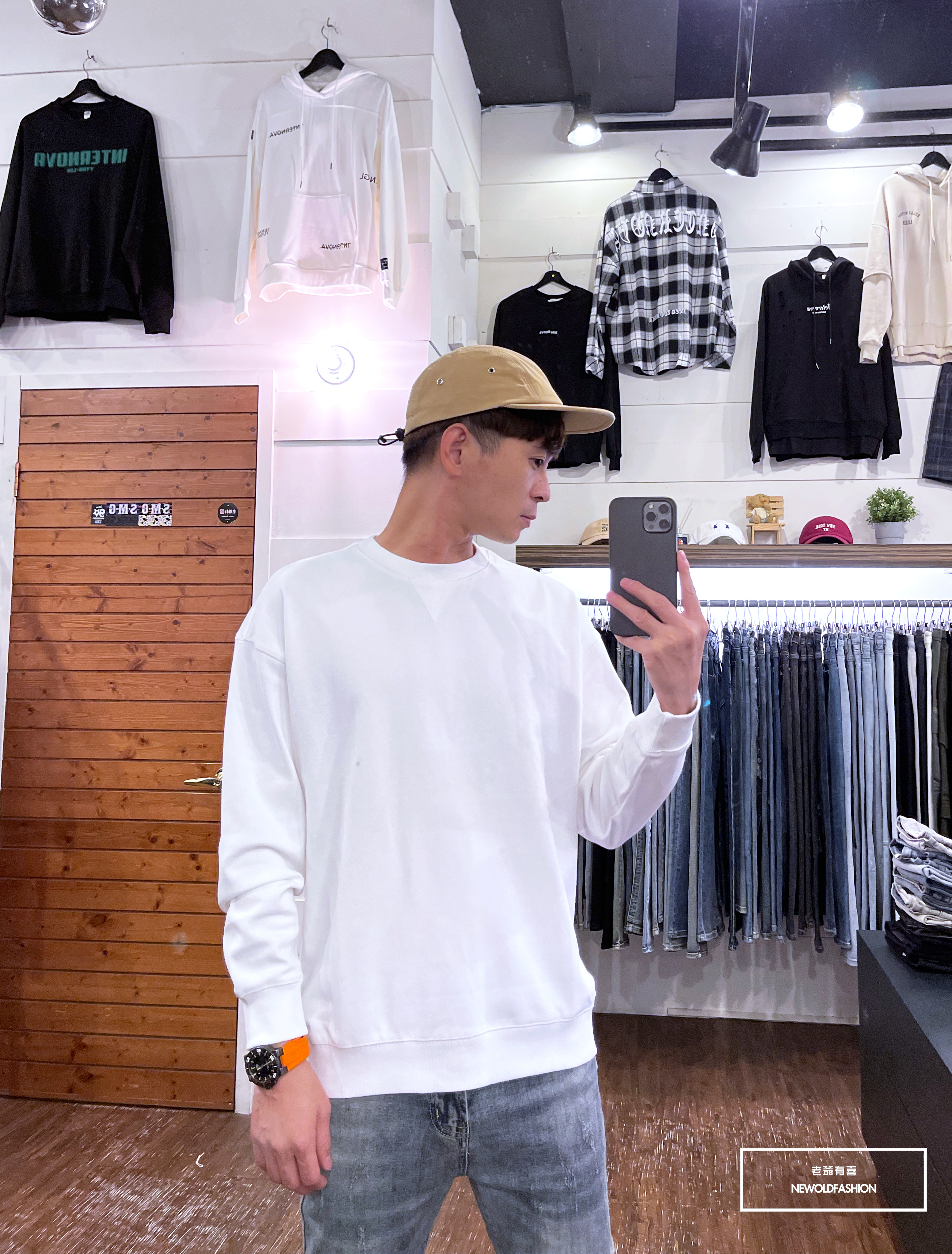 『新品上市』重磅素色三角領大學T-白(NOF2309B5520)