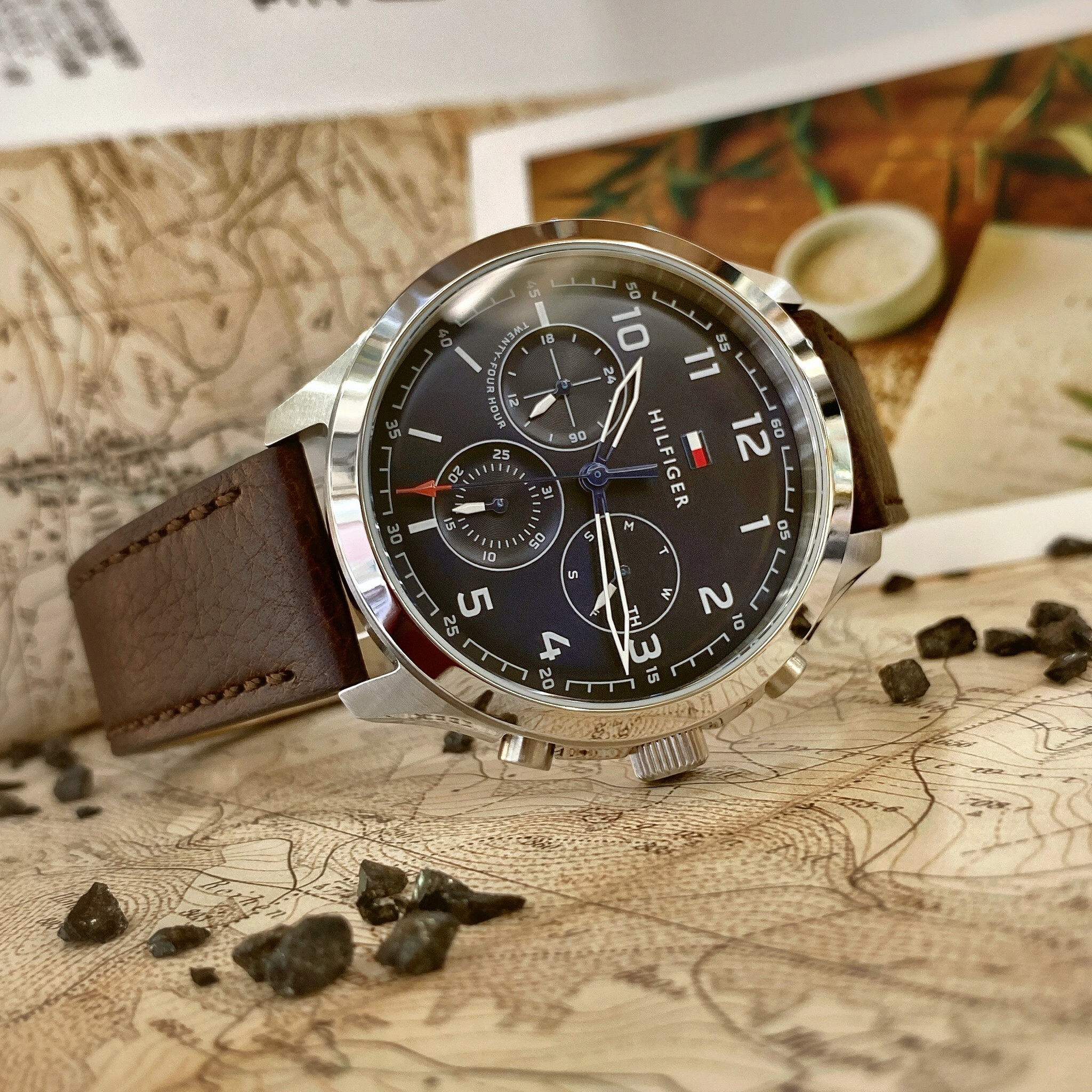 【Tommy Hilfiger】三眼銀殼藍面腕錶 1791855 44mm 現代鐘錶