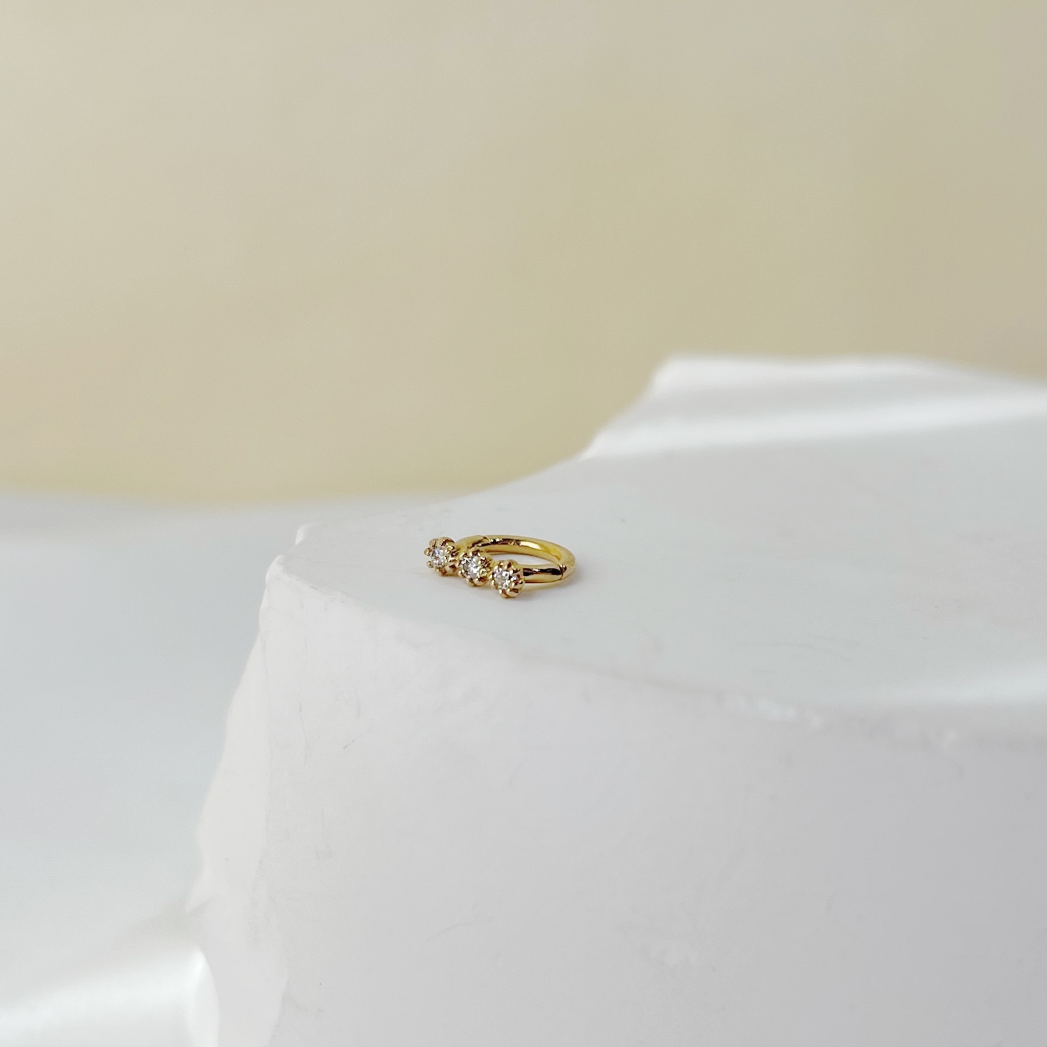 14K小花三鑽石耳骨圈