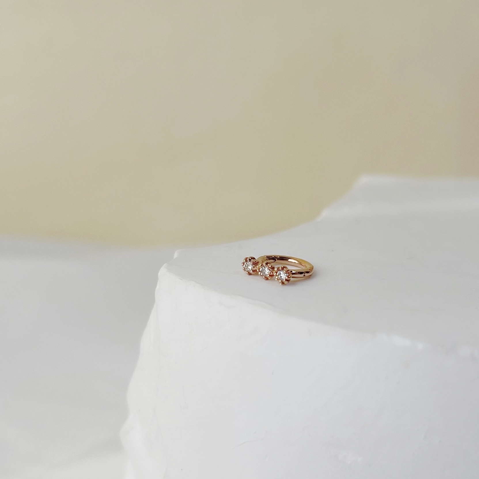 14K小花三鑽石耳骨圈