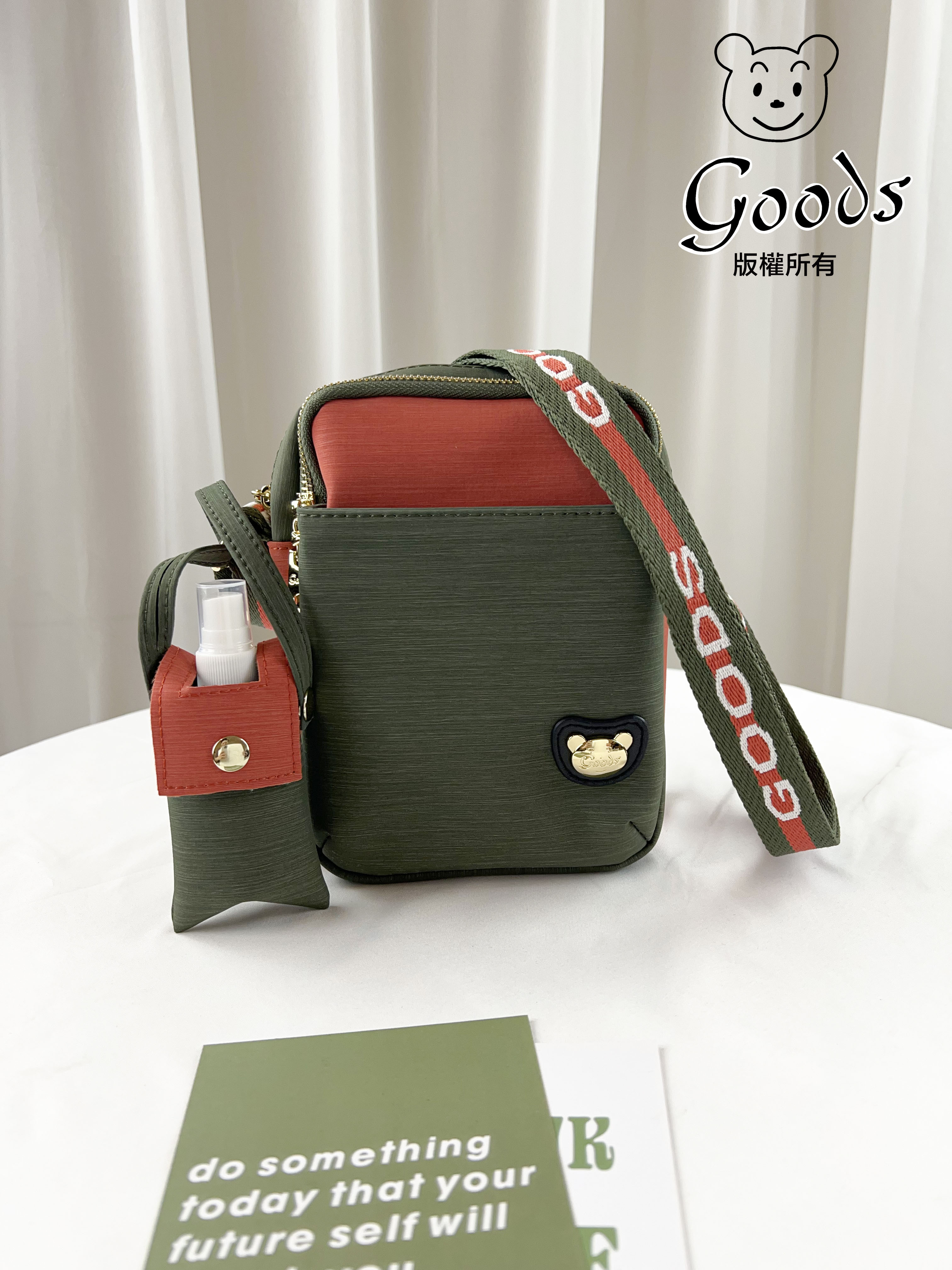 GOODS 橘綠拼色 防潑水側背包 / 手機袋 附 附小熊吊飾 #2499
