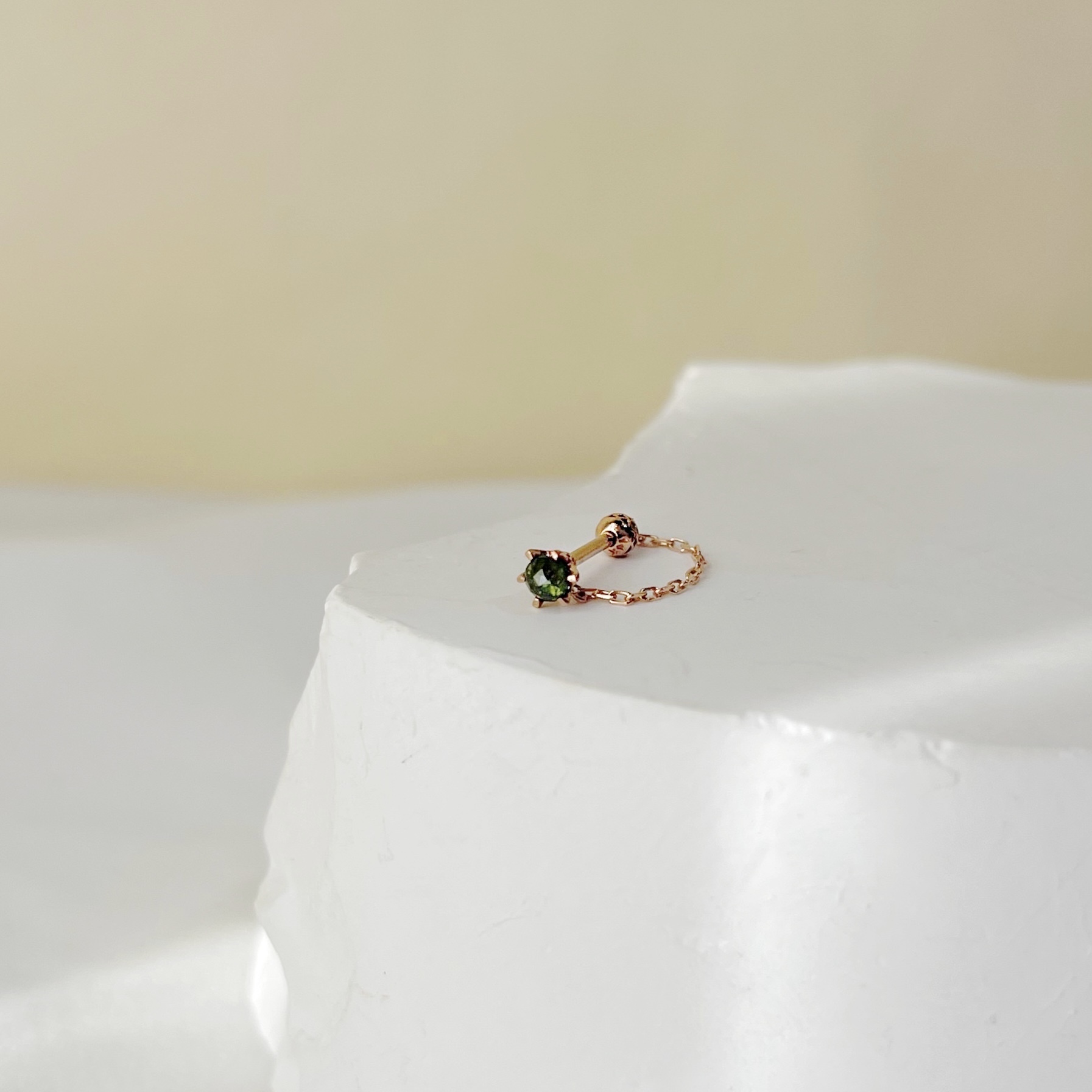 14K六爪綠鑽原礦簍空扣鏈式轉珠耳環