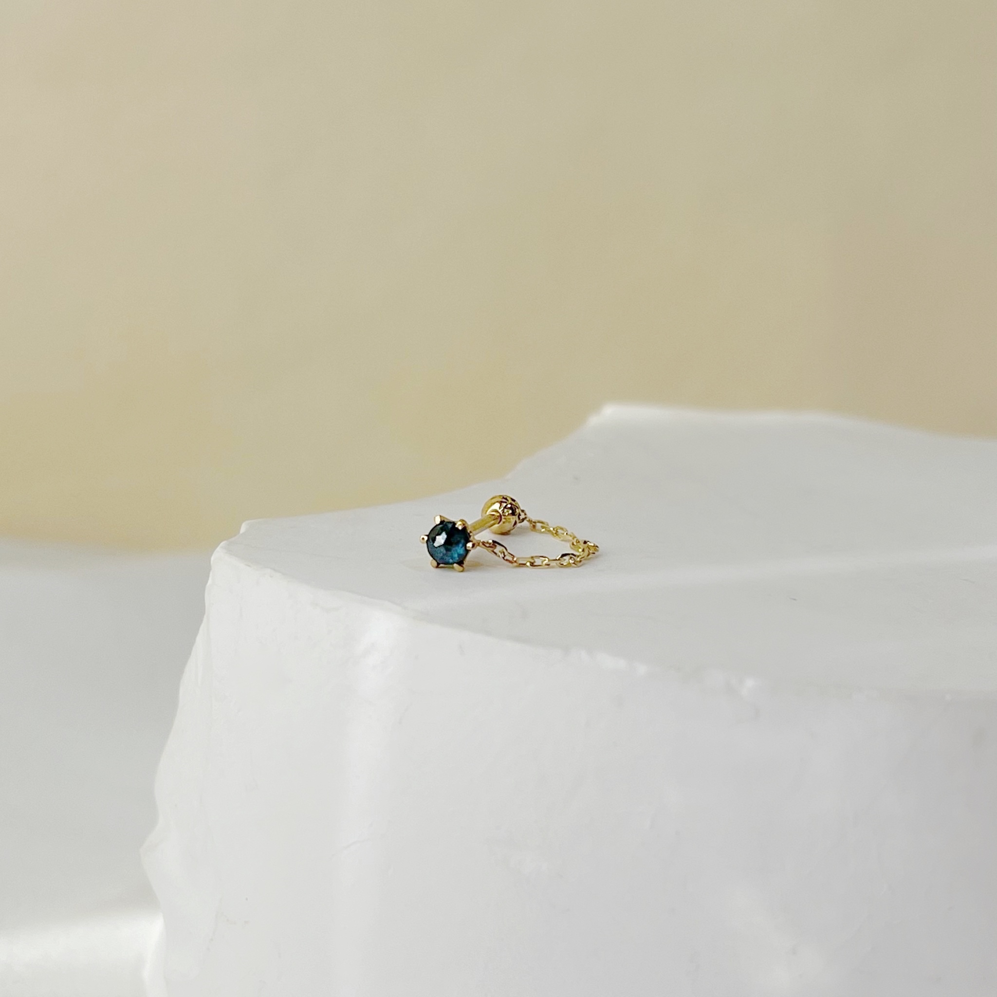 14K六爪藍鑽原礦簍空扣鏈式轉珠耳環