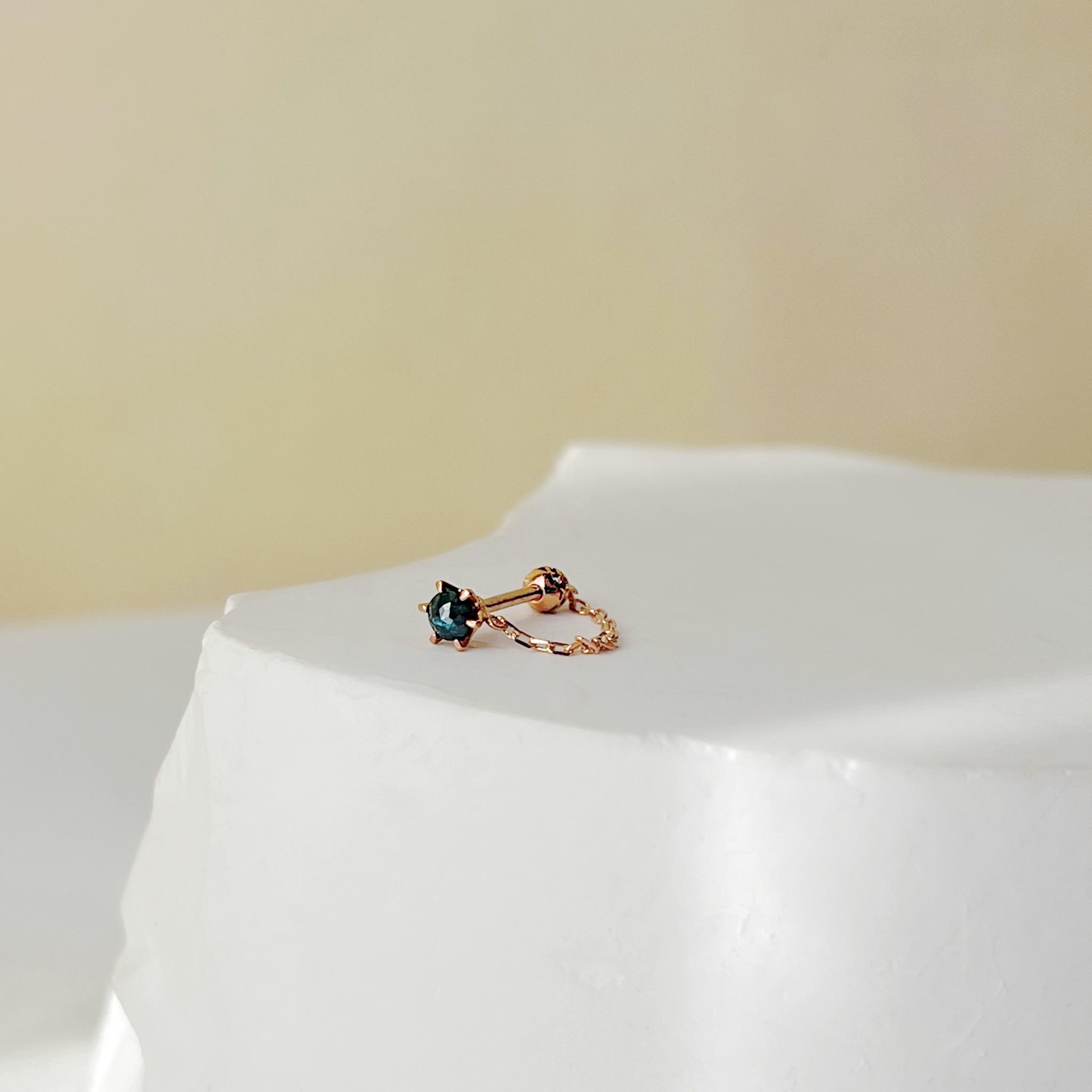 14K六爪藍鑽原礦簍空扣鏈式轉珠耳環