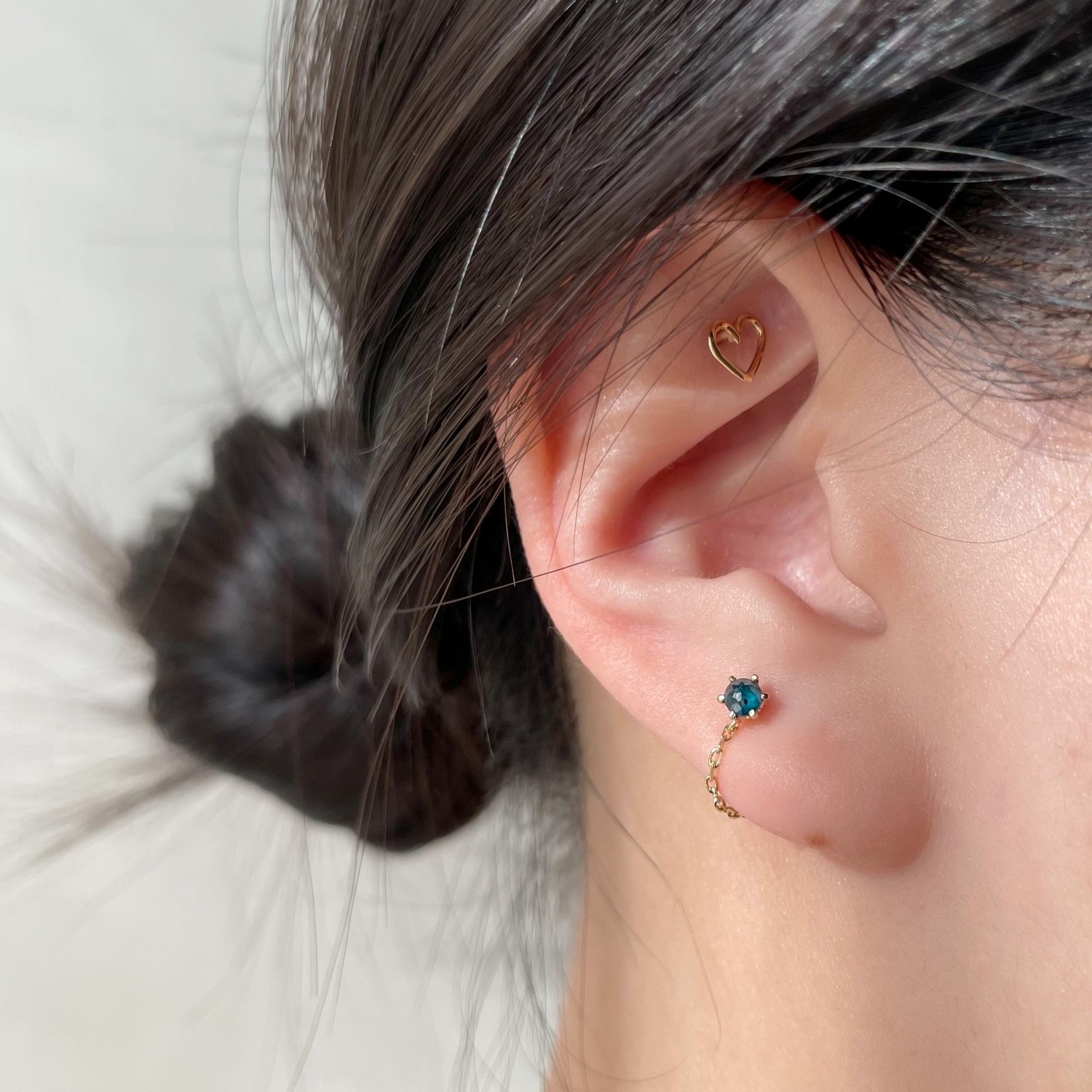 14K六爪藍鑽原礦簍空扣鏈式轉珠耳環