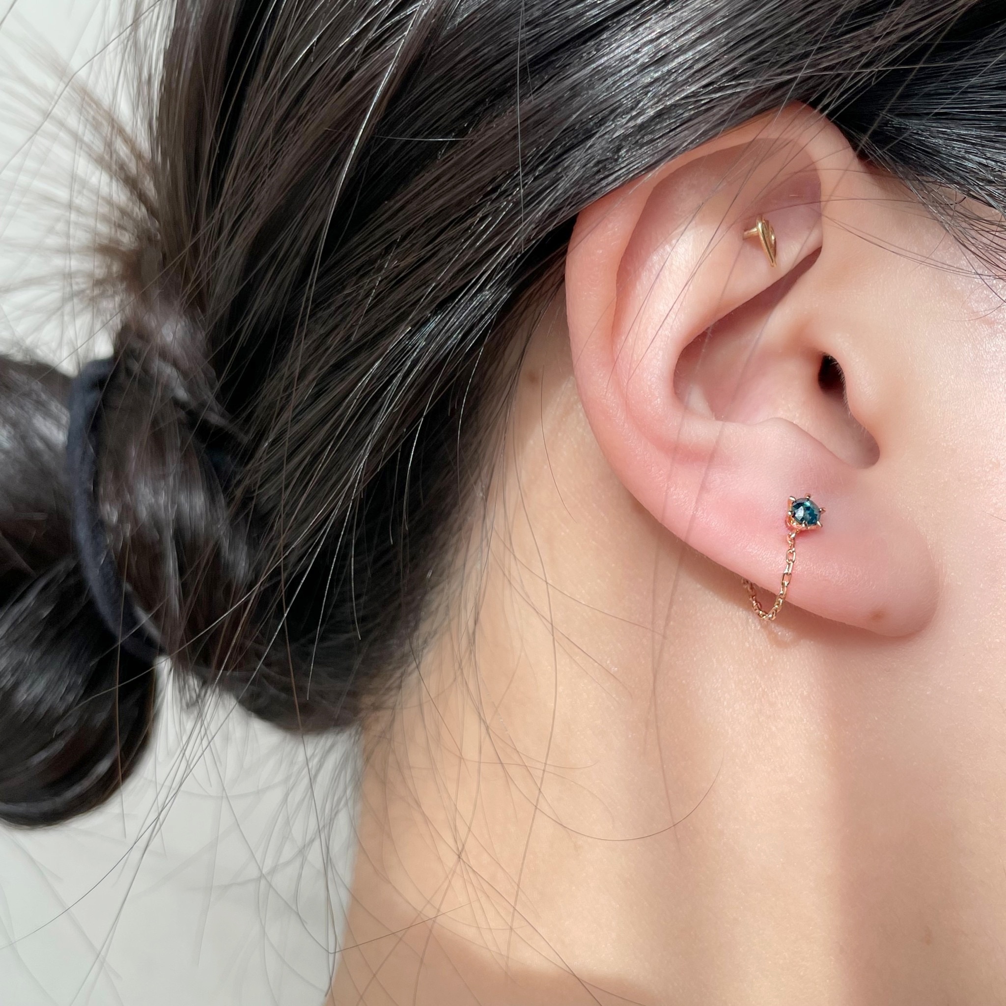 14K六爪藍鑽原礦簍空扣鏈式轉珠耳環