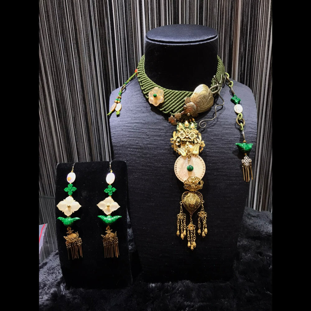 明朝年代的連珠紋珍珠貝配上緬甸翡翠幸運花、菱角