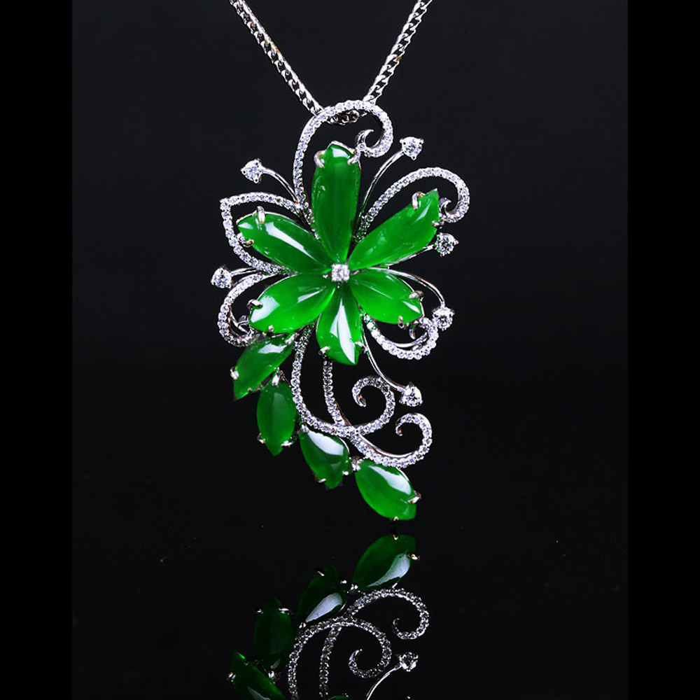 花顏春水，頂級荖坑玻璃種翡翠，質地通透，每片花瓣晶瑩剔透，厚薄有致，色澤嬌陽勻翠，璀璨綻放春天的氣息