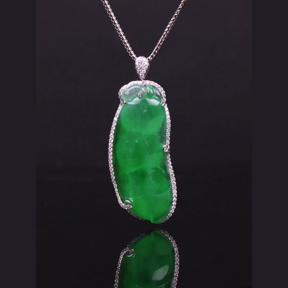 荳蔻年華，緬甸木拿礦區玻璃種翡翠，晶瑩剔透，圓潤飽滿厚實的四季豆，寓意四季平安，豆蔻年華，青春永駐