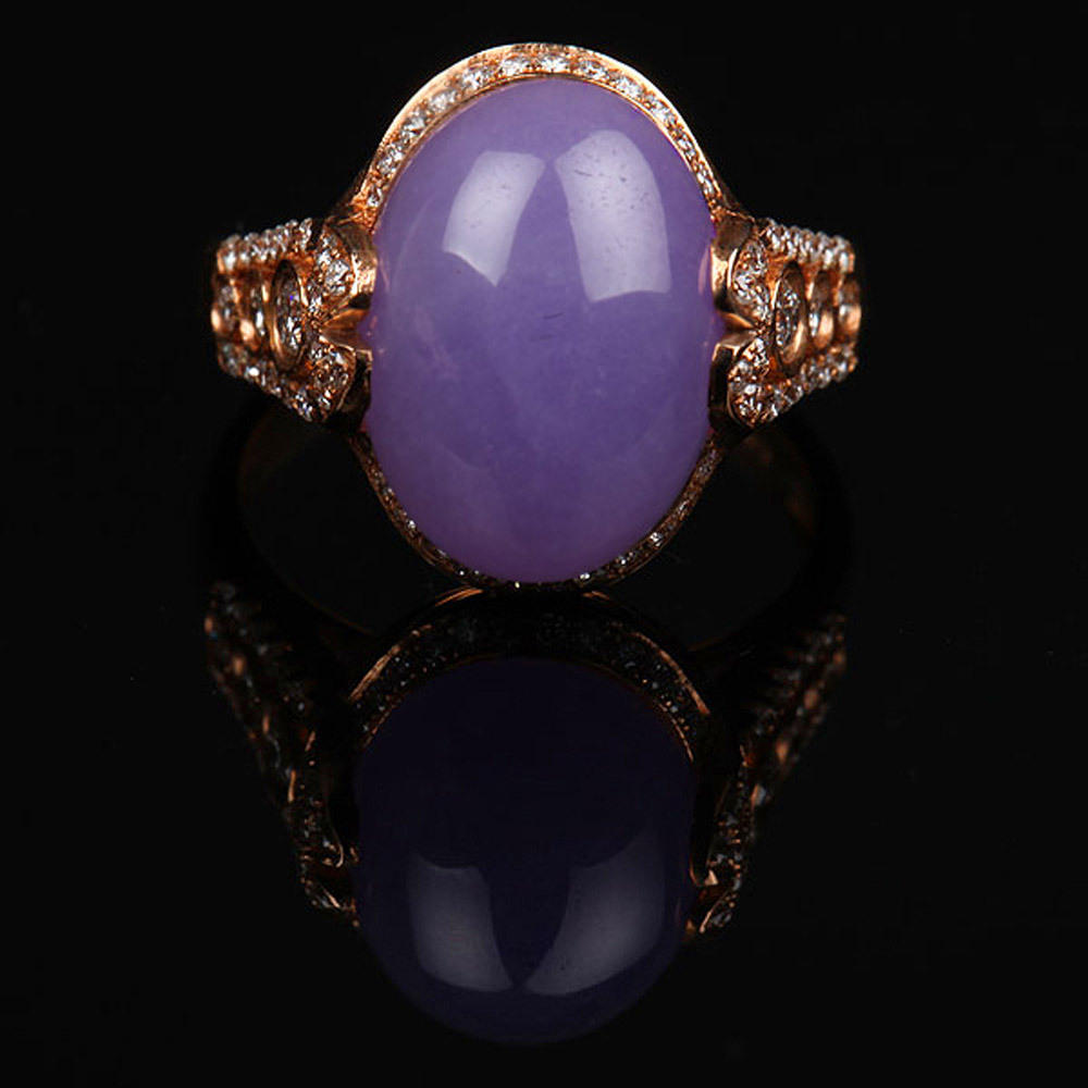 紫翡佳人緬甸紫羅蘭翡翠，玉材豐滿色勻Q潤，精鑲18K玫瑰金，更加彰顯出獨特誘人紫翡魅力