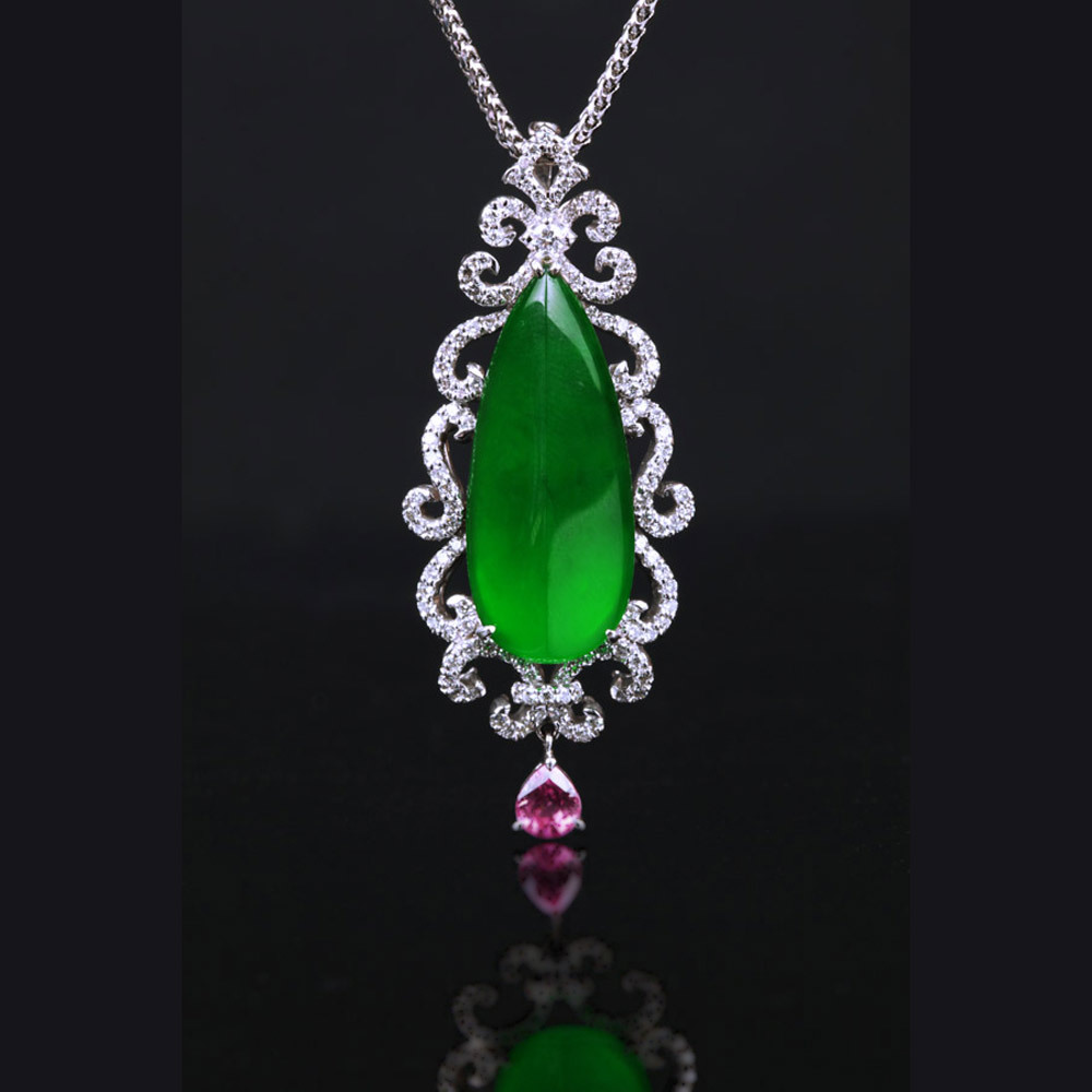 雲水滴露，頂級荖坑玻璃種翡翠，質地通透，色澤嬌陽勻翠，鑲崁明亮美鑽，如行雲流水般的線條，搭綴粉剛，華麗而細緻