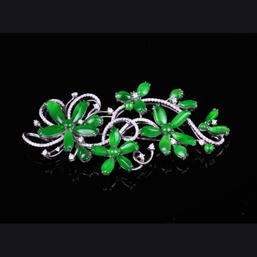 綻放春天，緬甸玻璃種翡翠，質地通透，每片花瓣晶瑩剔透，風采別具呈現出朵朵鮮花自然美麗