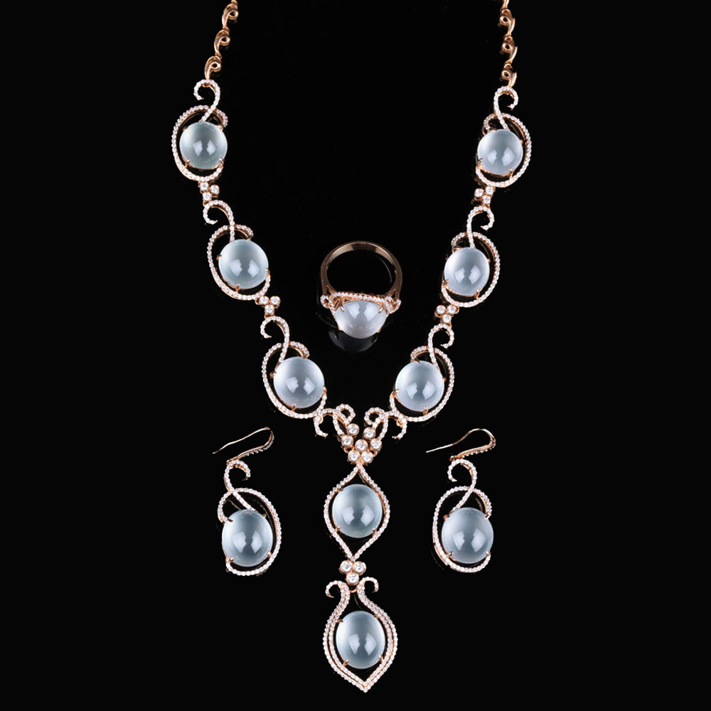 璀璨套鍊十一個頂級玻璃種白翡翠，粒粒飽滿圓潤，質地清澈通透，搭綴明亮美鑽，精心細鑲，呈現出高雅貴氣