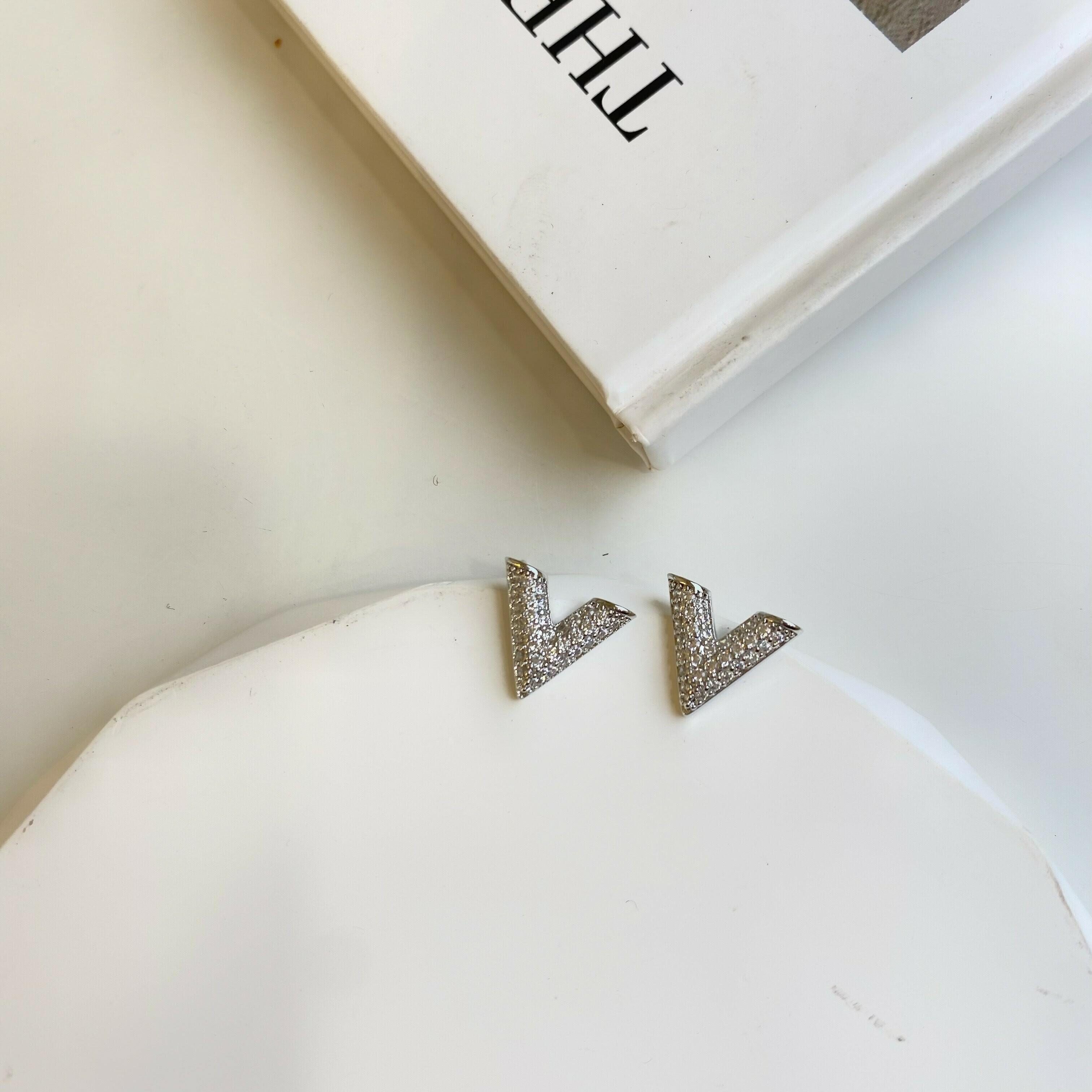 微甜潮流．V字滿鑽耳貼