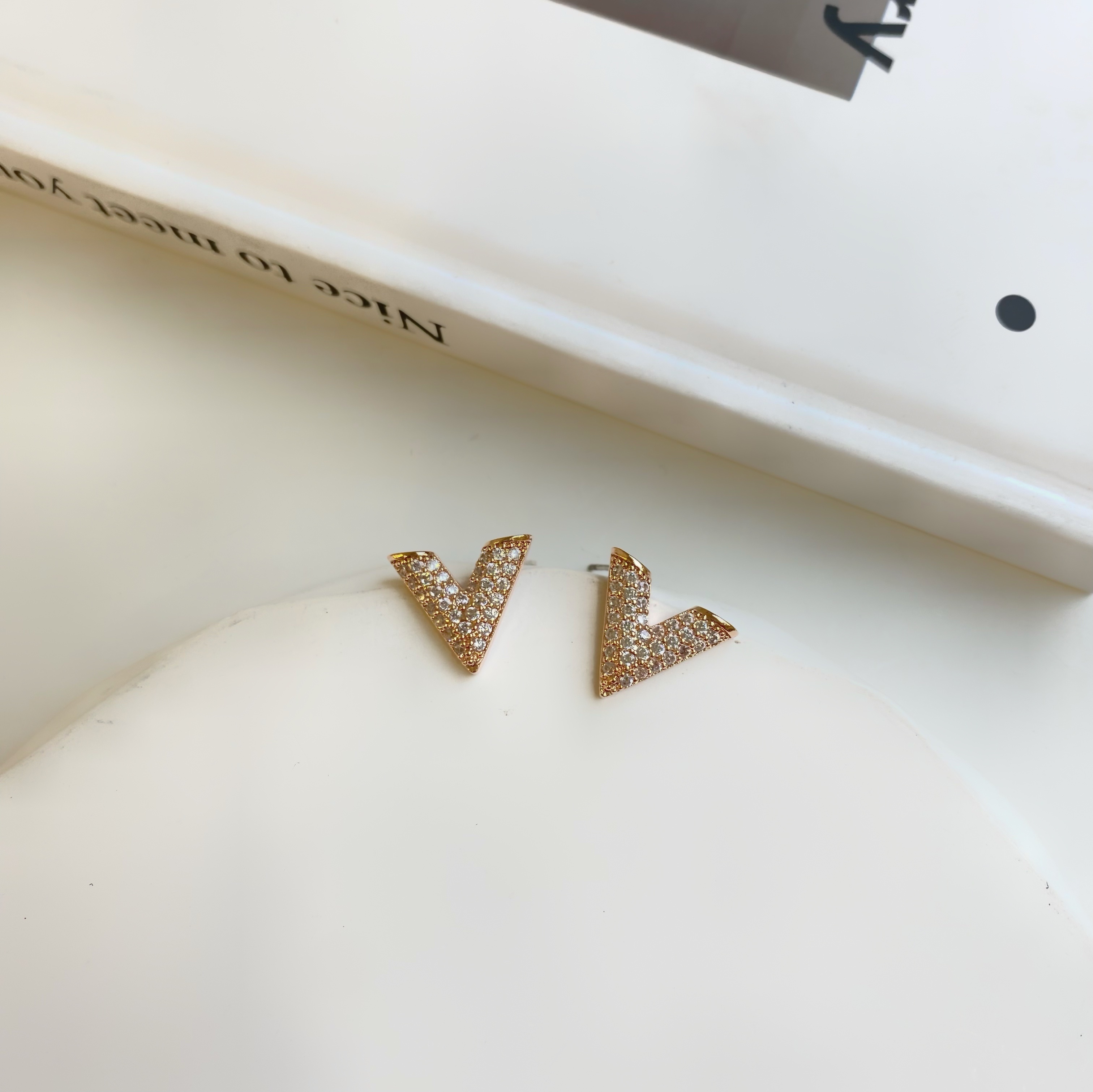 微甜潮流．V字滿鑽耳貼