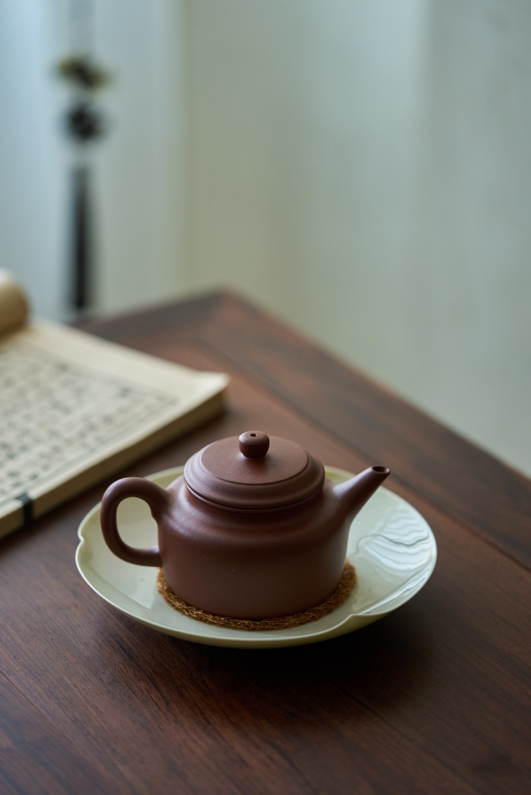 【劍流德鐘】 -- 短短的圓柱形壺鈕，與壺身一致。壺蓋微微鼓起來，並不覺得飽滿，但是弧形特別明顯