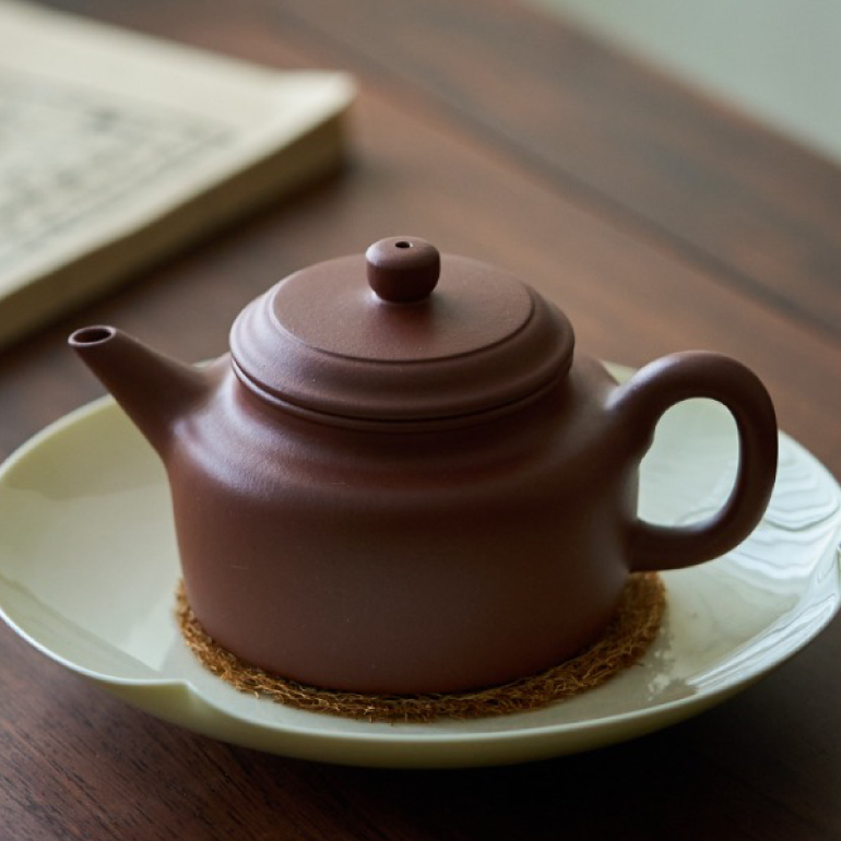 【劍流德鐘】 -- 短短的圓柱形壺鈕，與壺身一致。壺蓋微微鼓起來，並不覺得飽滿，但是弧形特別明顯