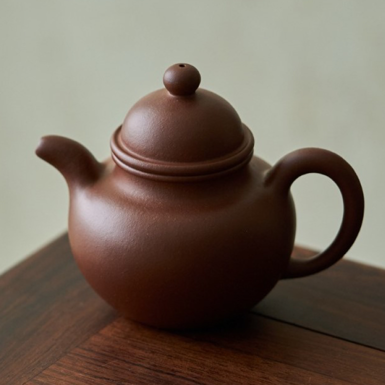 【掇球】 -- 掇球壺以大、中、小三個球體重疊而成，其按黃金分割比例巧妙佈局安排，和諧勻稱