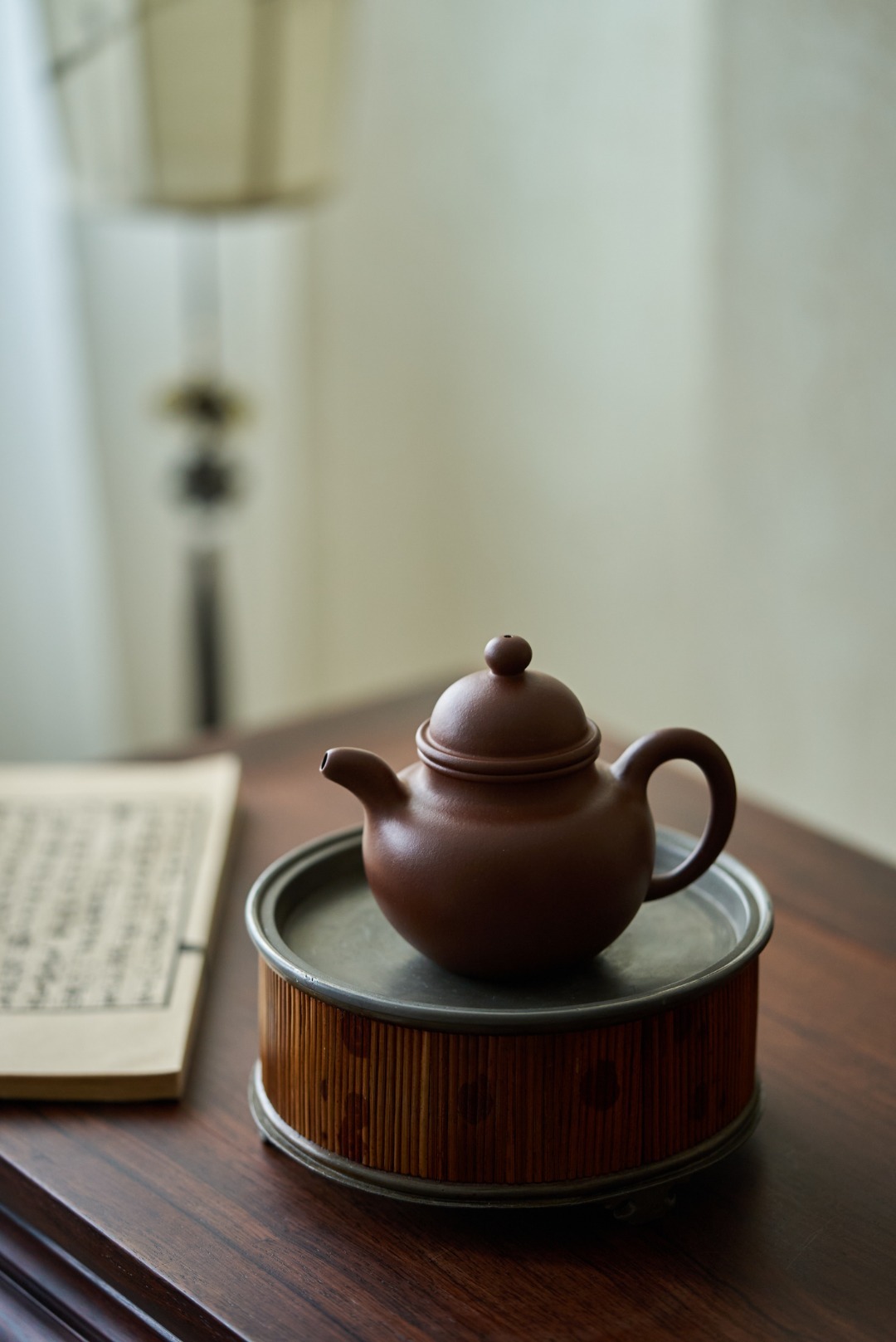 【掇球】 -- 掇球壺以大、中、小三個球體重疊而成，其按黃金分割比例巧妙佈局安排，和諧勻稱