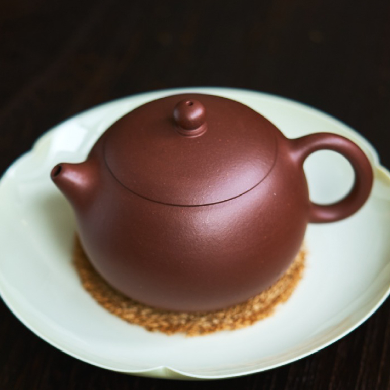 【西施】 --壺嘴翹起若撅著的櫻桃小口，彷彿撒嬌的小姑娘；壺身飽滿圓潤，看起來像是輕泛紅暈的粉潤臉頰