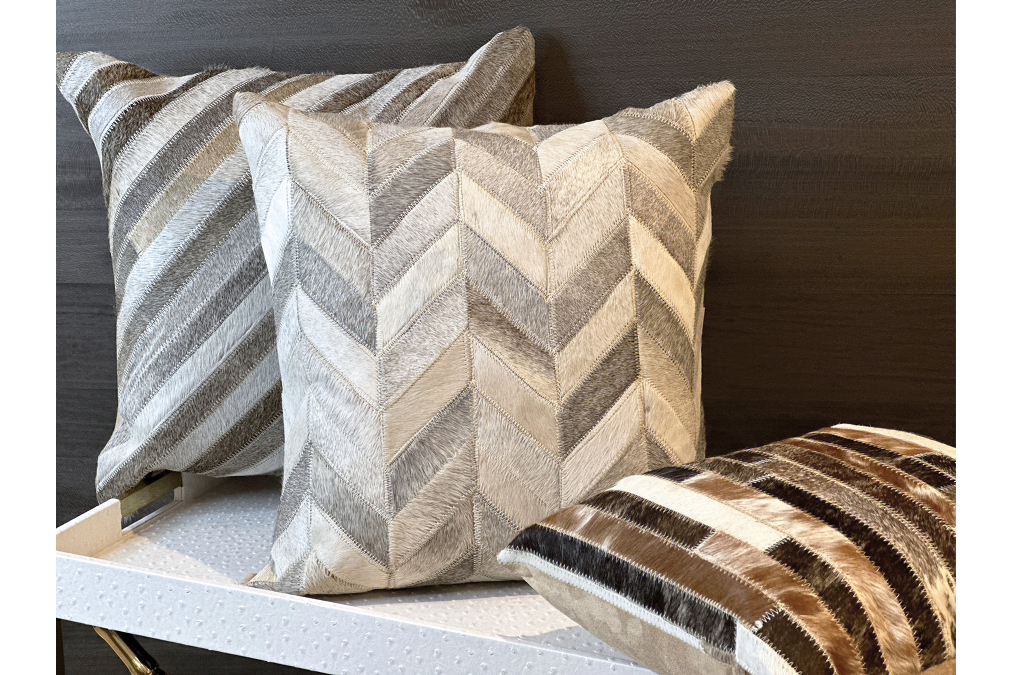 皮革抱枕 灰白箭頭