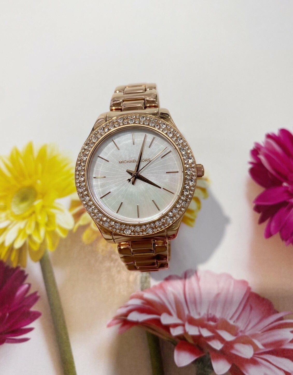 【MICHAEL KORS】優雅滿鑽珍珠母貝腕錶 MK4557 36mm 現代鐘錶