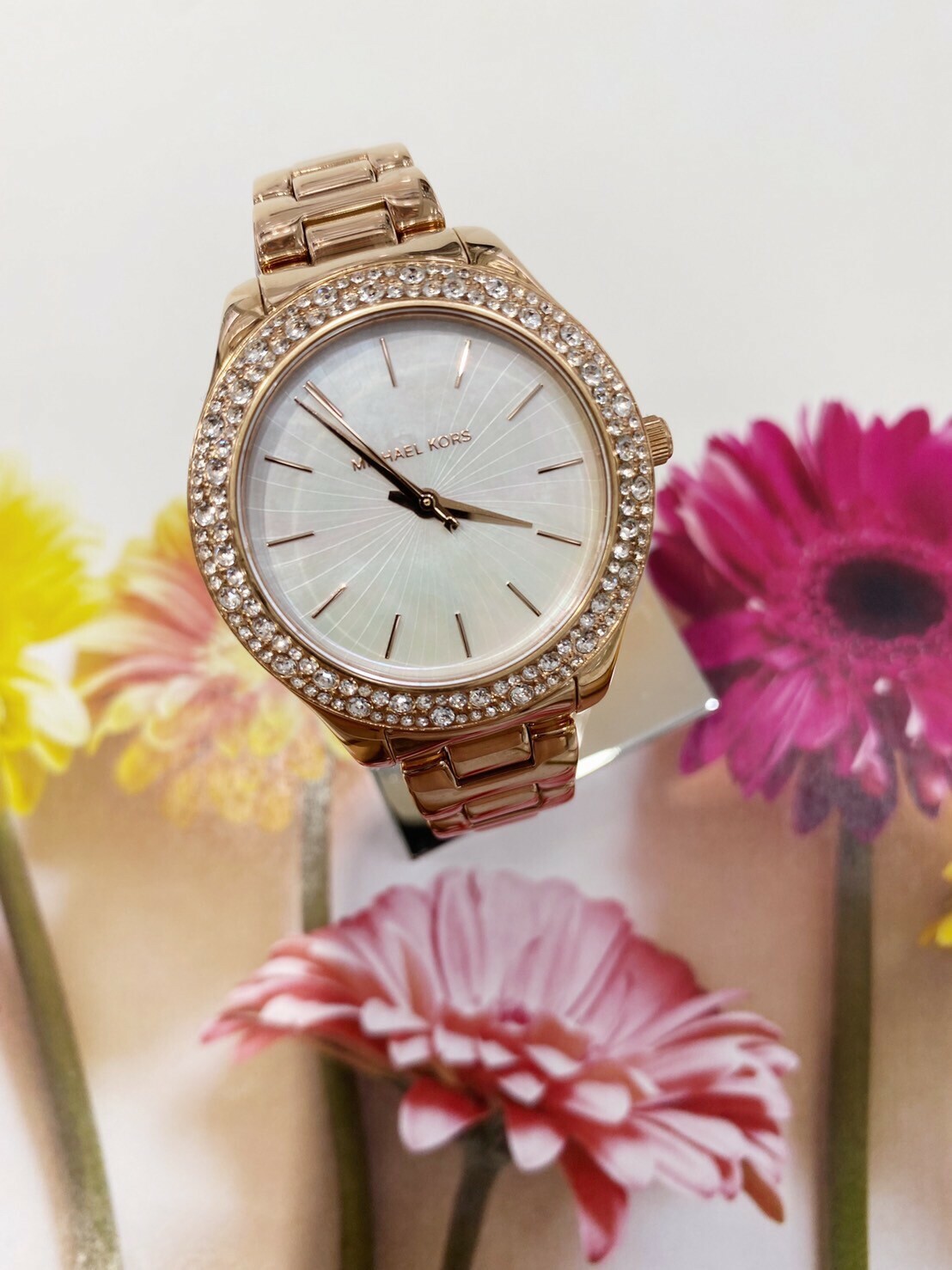 【MICHAEL KORS】優雅滿鑽珍珠母貝腕錶 MK4557 36mm 現代鐘錶