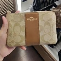 [S] COACH 58035 SIGNATURE PVC LEATHER CORNER ZIP,LT KHAKI/LT SADDLE, 195031578595 (SCO93)
