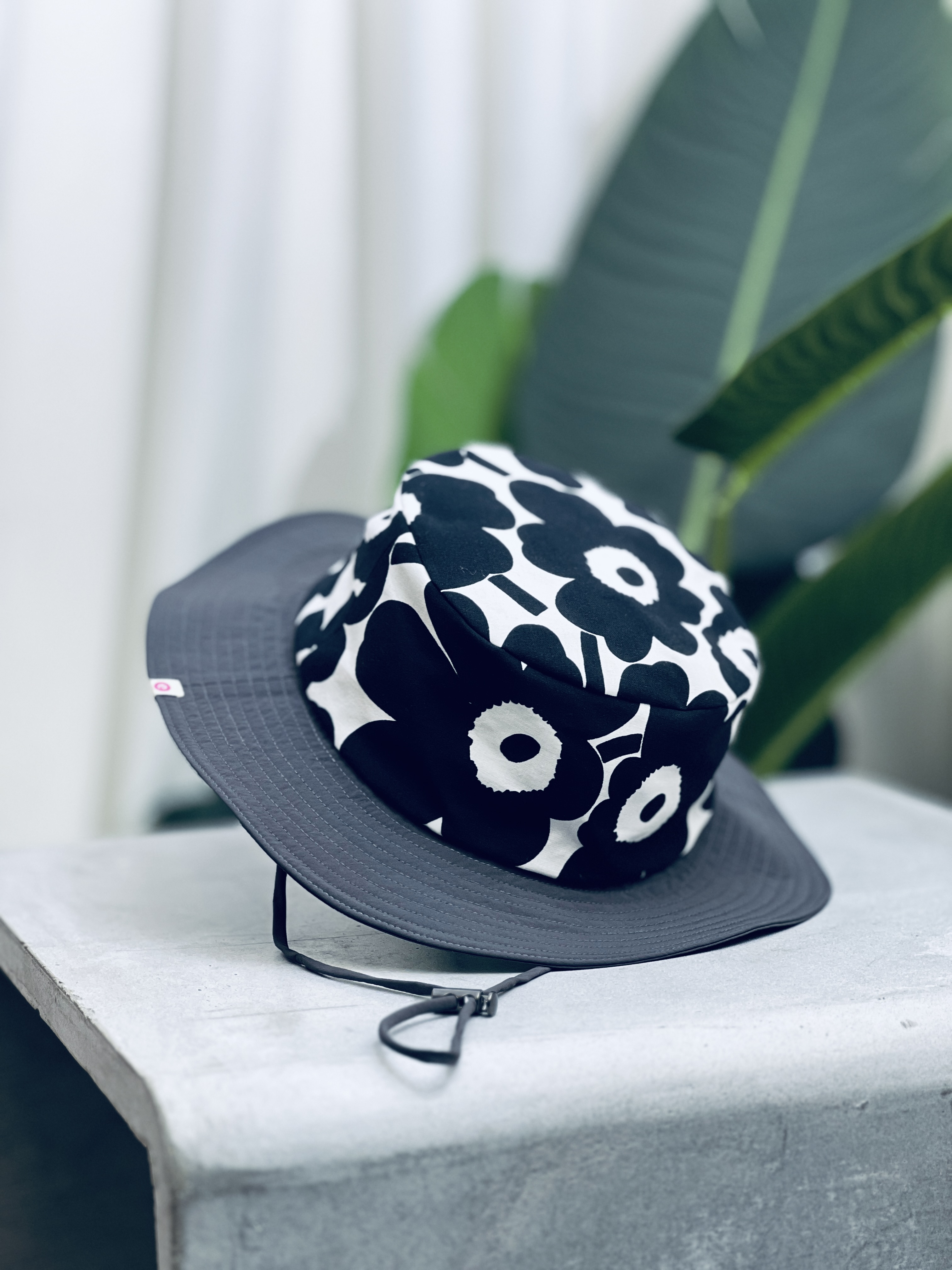 Outdoor bucket hat | black & white Unikko x dark grey