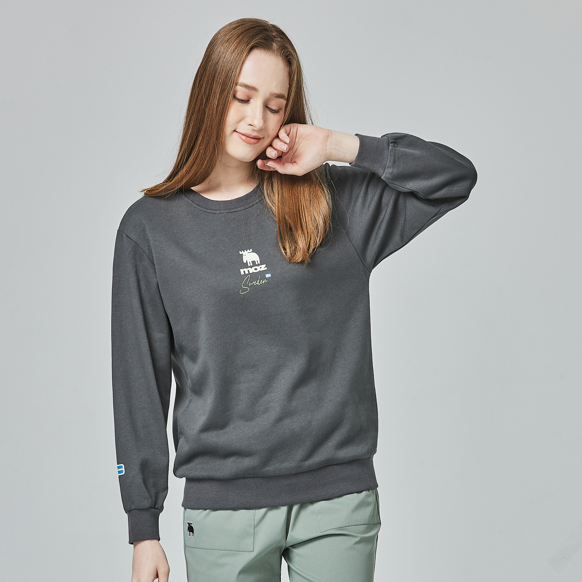 moz瑞典 草寫駝鹿 印花大學T-碳灰(亞洲版) 男女共款