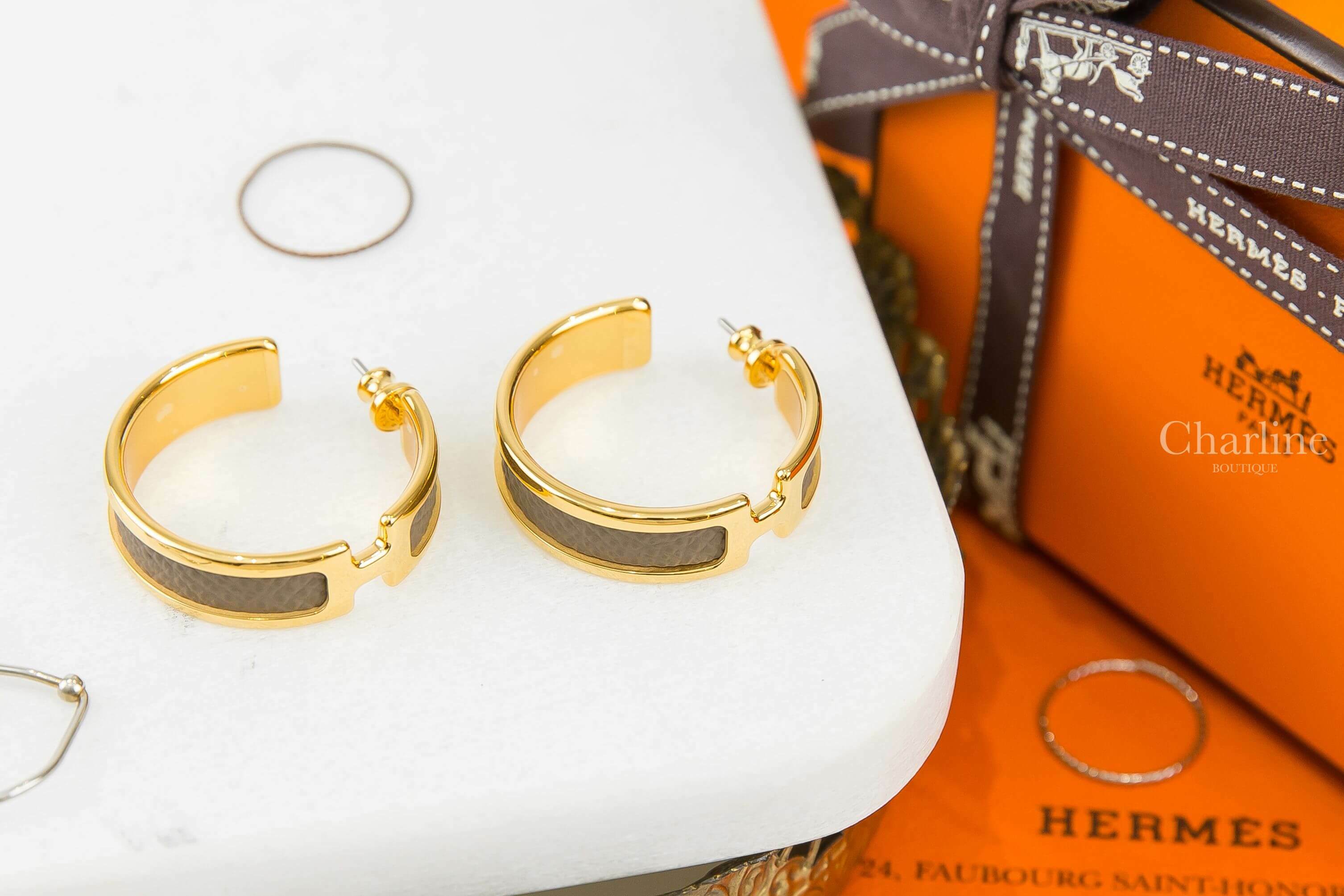 Hermès Olympe Earrings 大象灰小牛皮金色H圓圈耳環-Charline Boutique 精品代購