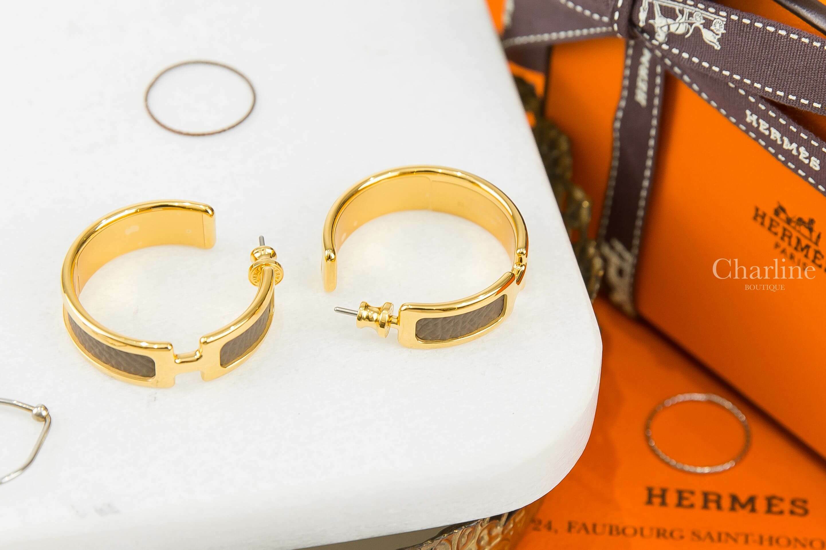 Hermès Olympe Earrings 大象灰小牛皮金色H圓圈耳環-Charline Boutique 精品代購