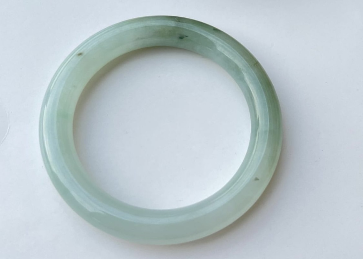 晴綠底圓條翡翠手鐲