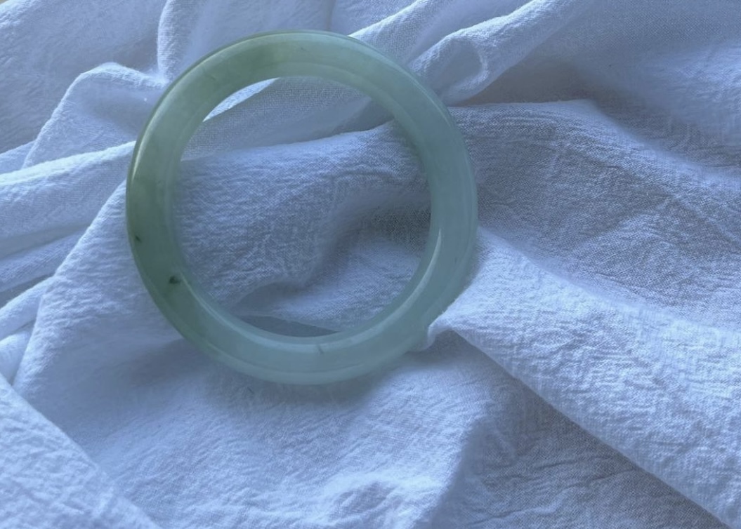 晴綠底圓條翡翠手鐲