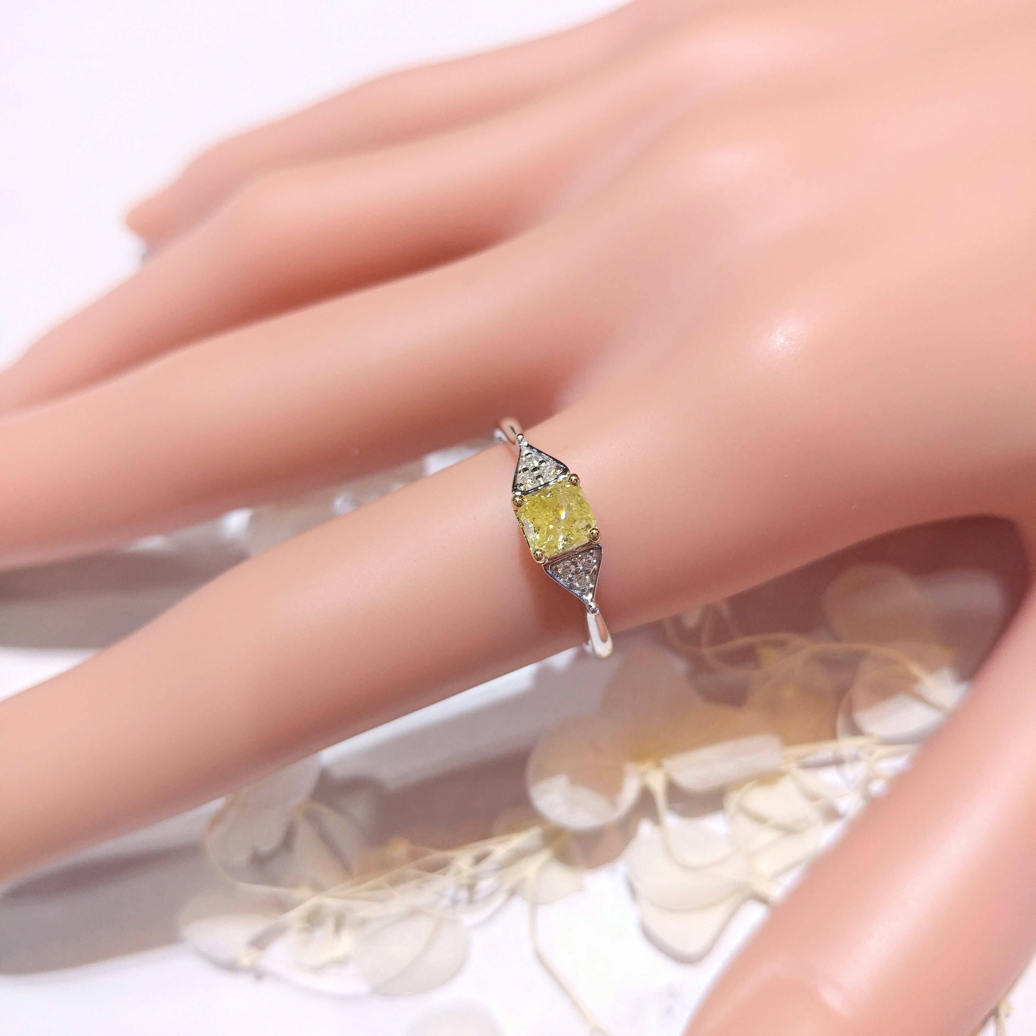 18K Gold 0.55ct Fancy Yellow Diamond Ring