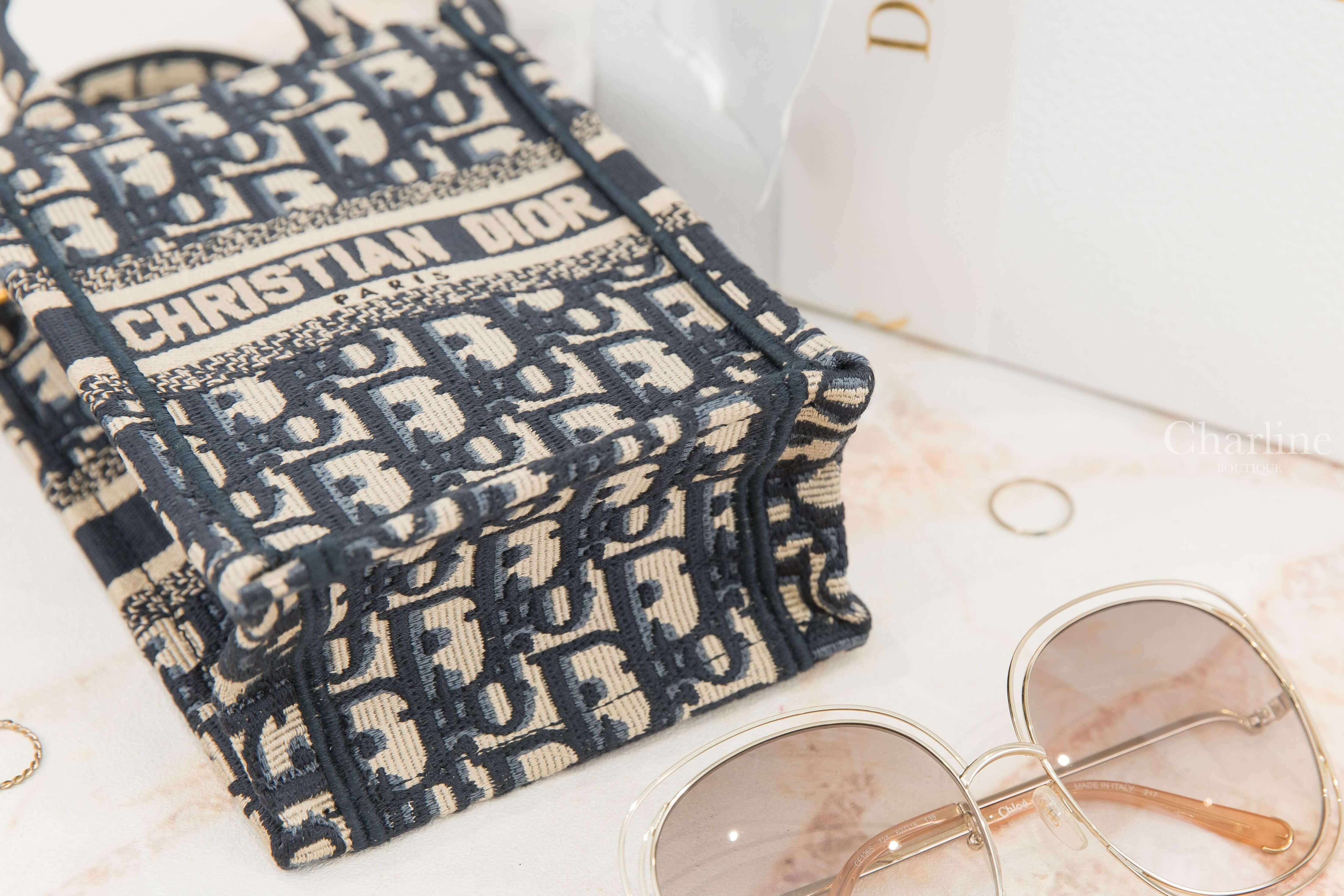 Dior Mini Dior Book Tote Phone Bag 深藍色復古老花帆布金釦刺繡皮革肩帶迷你手機托特包-Charline Boutique 精品代購