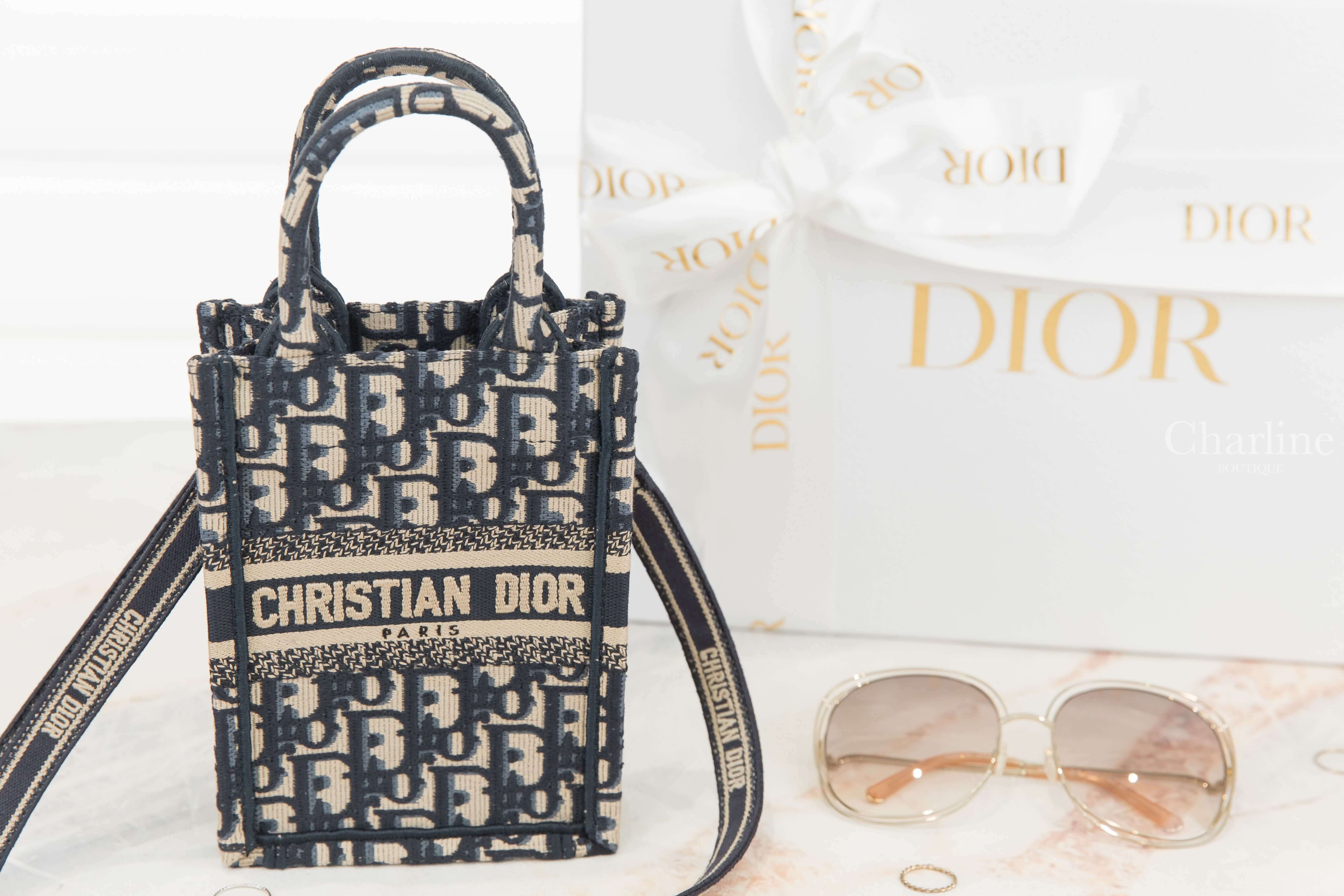 Dior Mini Dior Book Tote Phone Bag 深藍色復古老花帆布金釦刺繡皮革肩帶迷你手機托特包