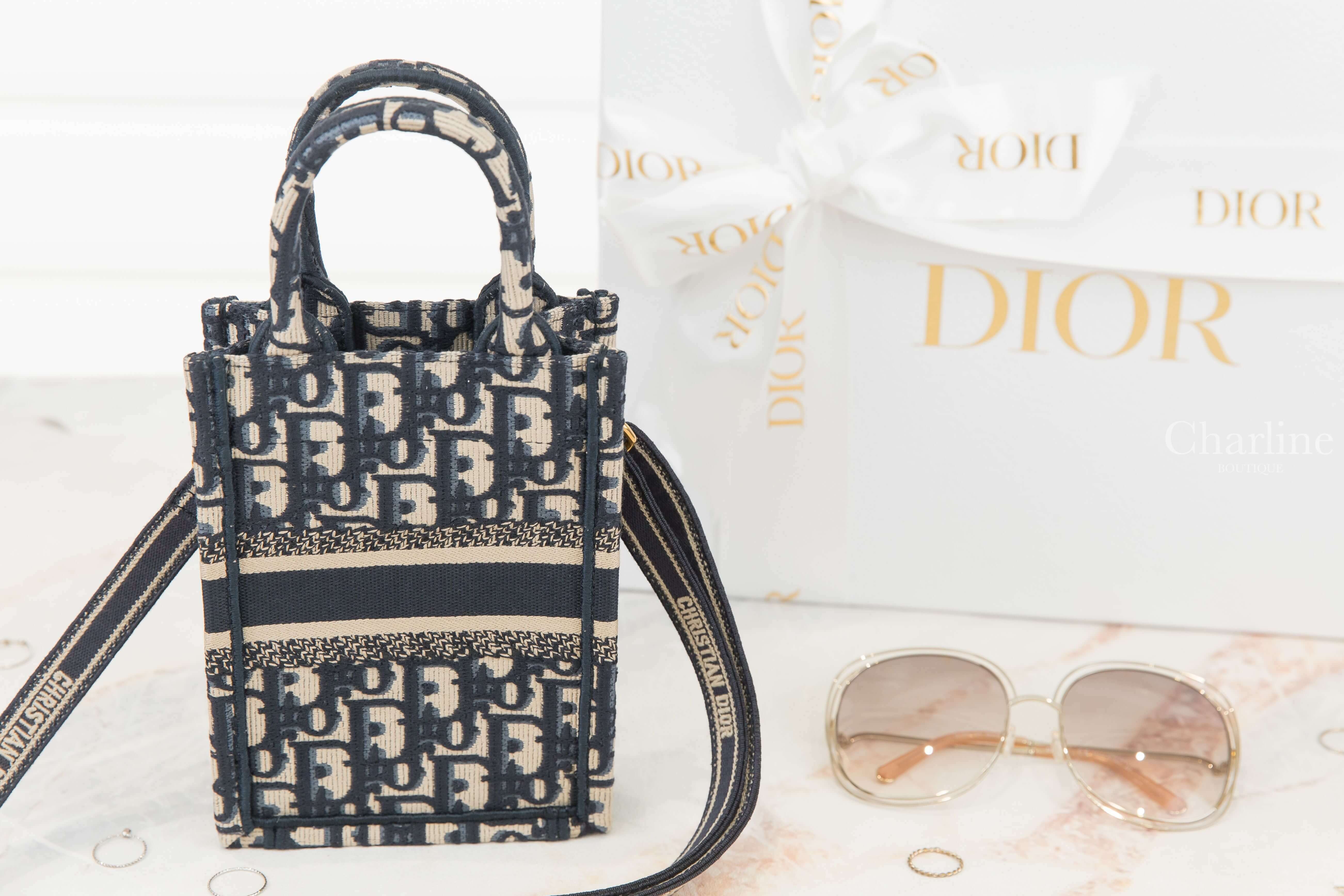 Dior Mini Dior Book Tote Phone Bag 深藍色復古老花帆布金釦刺繡皮革肩帶迷你手機托特包-Charline Boutique 精品代購