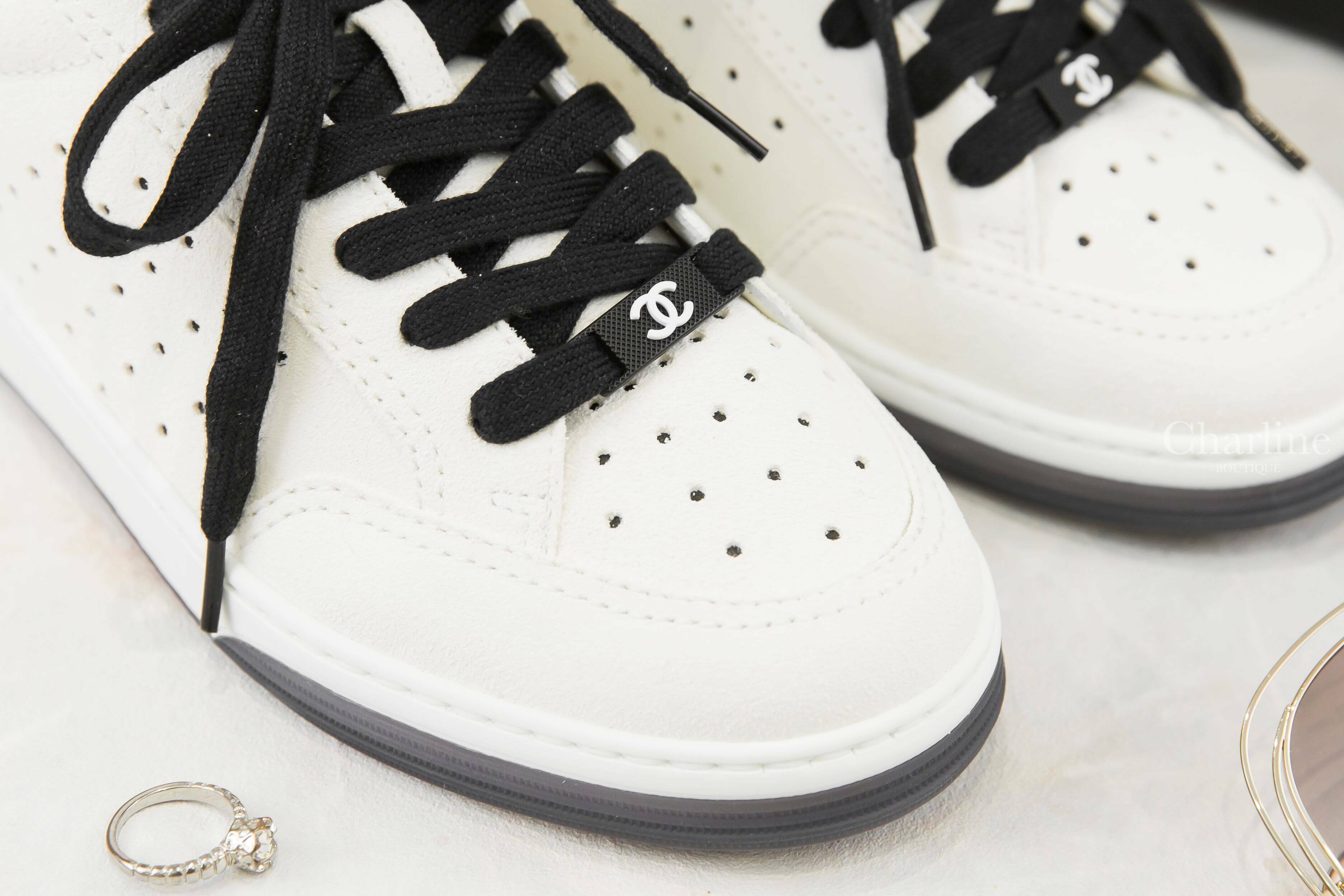 Chanel Trainers 白色拼黑色鞋帶白CC字母後跟運動鞋