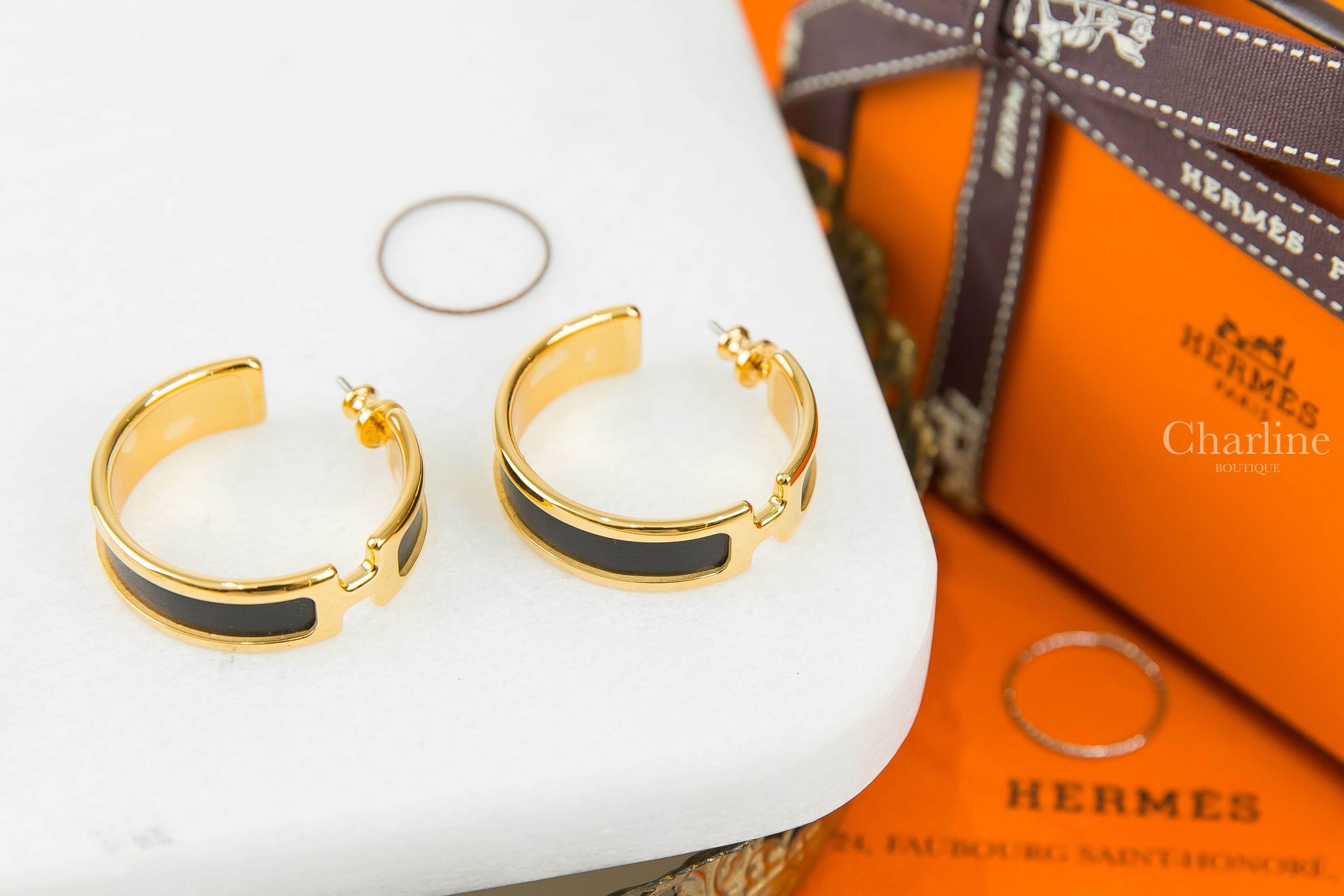 Hermès Olympe Earrings 黑色小牛皮金色H圓圈耳環-Charline Boutique 精品代購