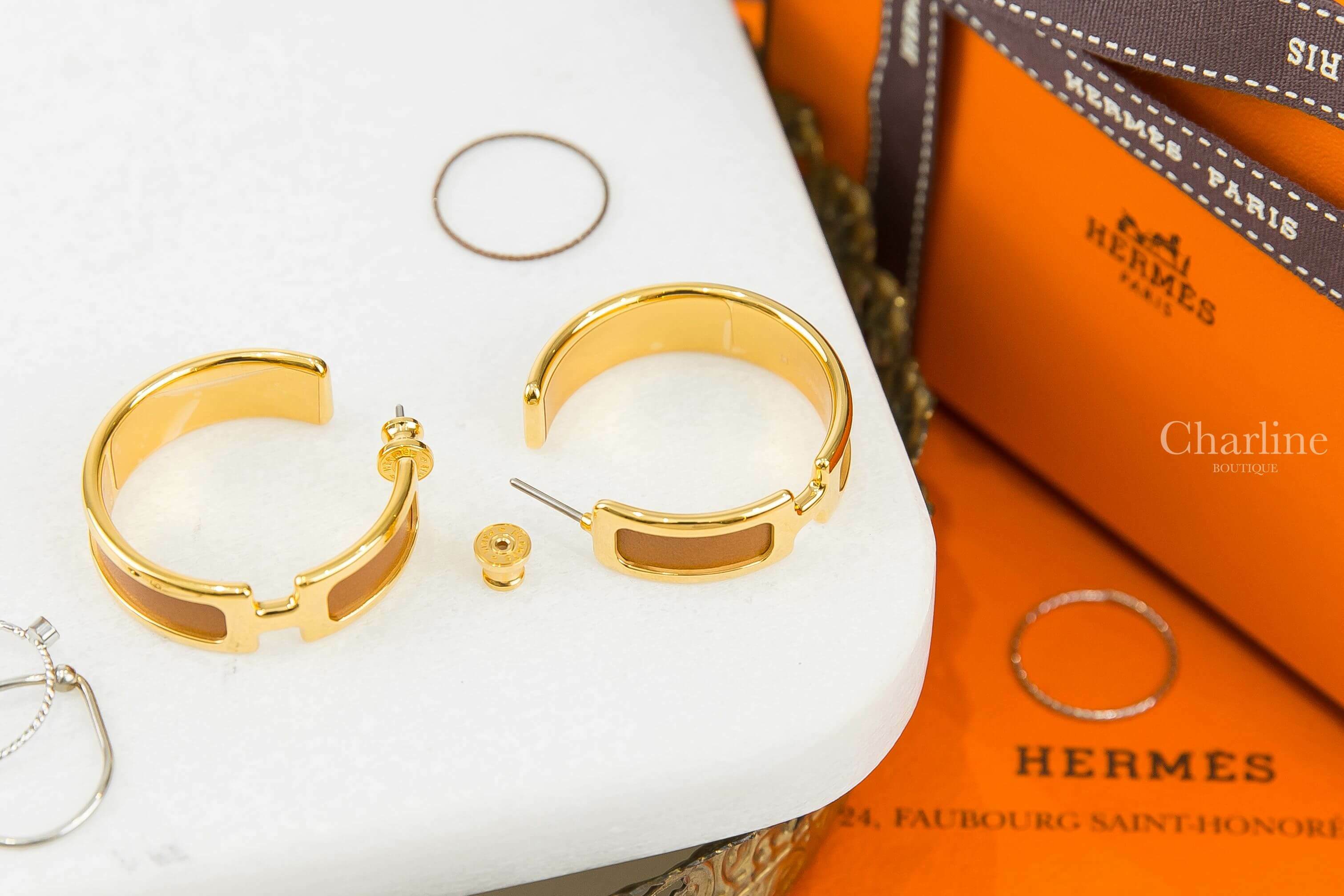 Hermès Olympe Earrings 焦糖色小牛皮金色H圓圈耳環-Charline Boutique 精品代購