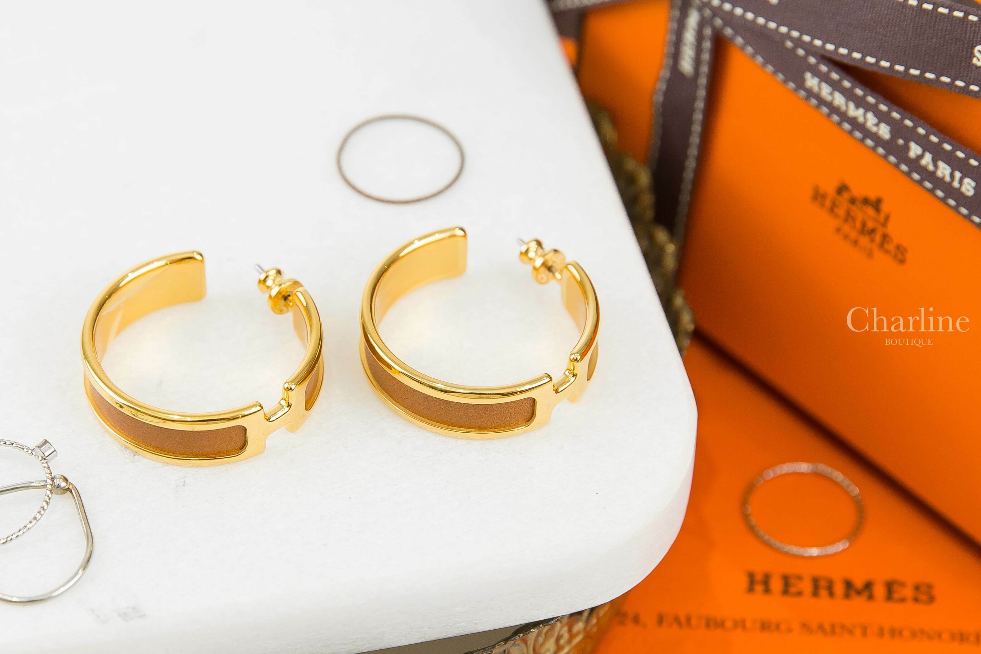 Hermès Olympe Earrings 焦糖色小牛皮金色H圓圈耳環-Charline Boutique 精品代購